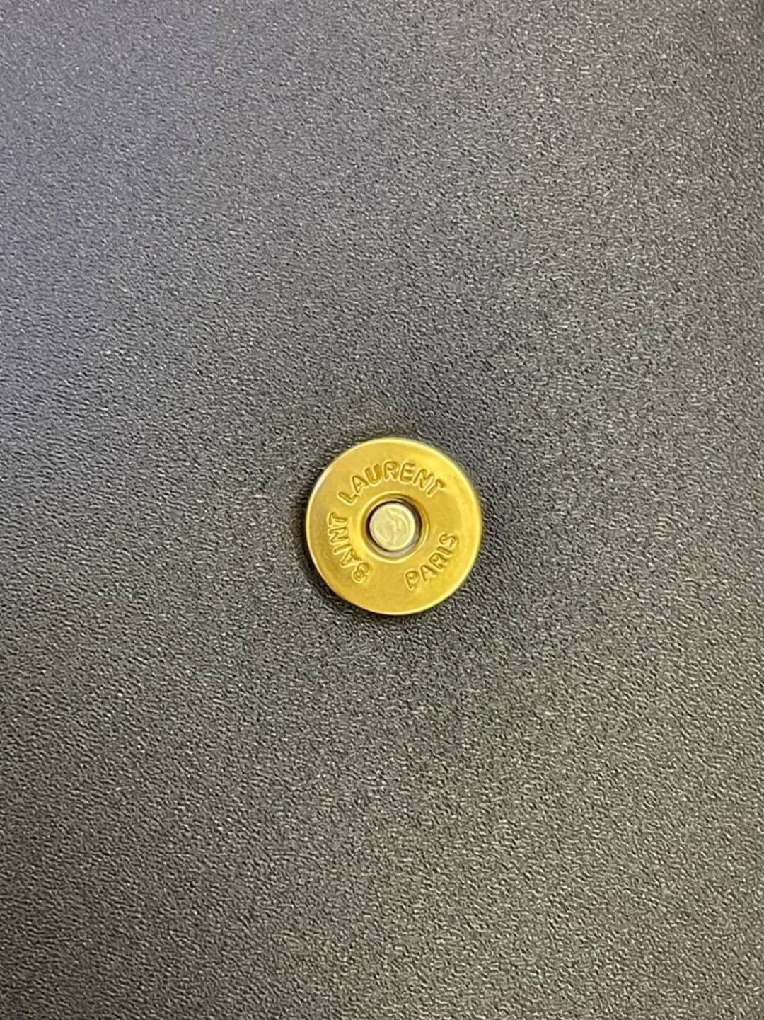 หนังแท้ YSL Yves Saint Laurent small leather shoulder bag กระเป๋าสะพายทรงเหลี่ยมแนวตั้งดีไซน์สวยหรูอยู่ทรงมีโลโก้แบรนด์ด้านหน้า อะไหล่ทองสวยหรู ภายในโล่งกว้าง สายสะพายหนังยาวปรับระดับได้ Rare items เด็ดๆแบบนี้ห้ามพลาด!