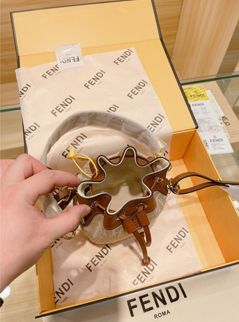 FENDI MINI BUCKET BAG / Fendi Mon Tresor Beige Raffia mini Bag กระเป๋าสะพายทรงขนมจีบยอดฮิต ไซส์มินิ ที่น่ารักน่าใช้มาก ดีไซน์สวยอยู่ทรง วัสดุผ้าแคนวาสสลับหนังแท้ ดีเทลห่วงคล้องอะไหล่สวยหรู มาพร้อมสายสั้นคบ้องแขน และสายครอสบอดี้สำหรับสะพายข้าง สลับใช้ได้ไม
