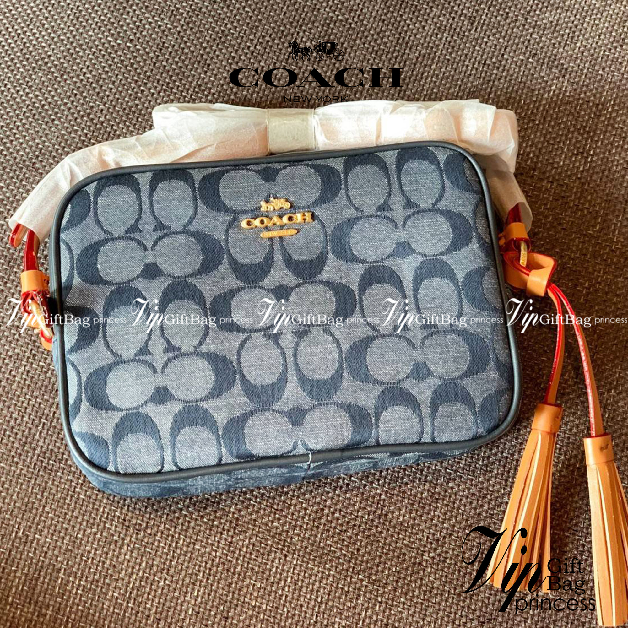 COACH MINI CAMERA IN SIGNATURE CHAMBRAY ((C8666)) 📣พร้อมส่งที่ไทย กับคอลเลคชั่นใหม่ล่าสุด ที่คุณต้องมี! กระเป๋าทรงกล่อง น้ำหนักเบา วัสดุผ้า Chambray ทอลายแบรนด์ตัดขอบหนังแท้ได้สวยงามค่ะ **ผ้าChambrayจะเหมาะกับหน้าร้อนนี้ได้ดีทีเดียวค่ะ**