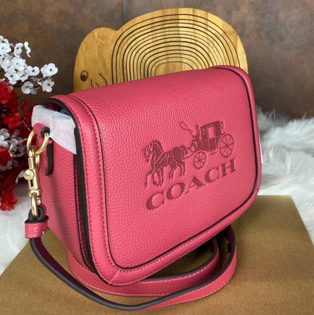 OUTLET 】COACH SADDLE BAG WITH HORSE AND CARRIAGE (COACH C4058) หนังกรวดละเอียดภายในกระเป๋ามัลติฟังก์ชั่น กระดุมแม่เหล็ก ซับในผ้านอกกระเป๋าเปิด สายสะพายถอดได้ สายสะพายยาว 22" สำหรับสะพายไหล่หรือ crossbody