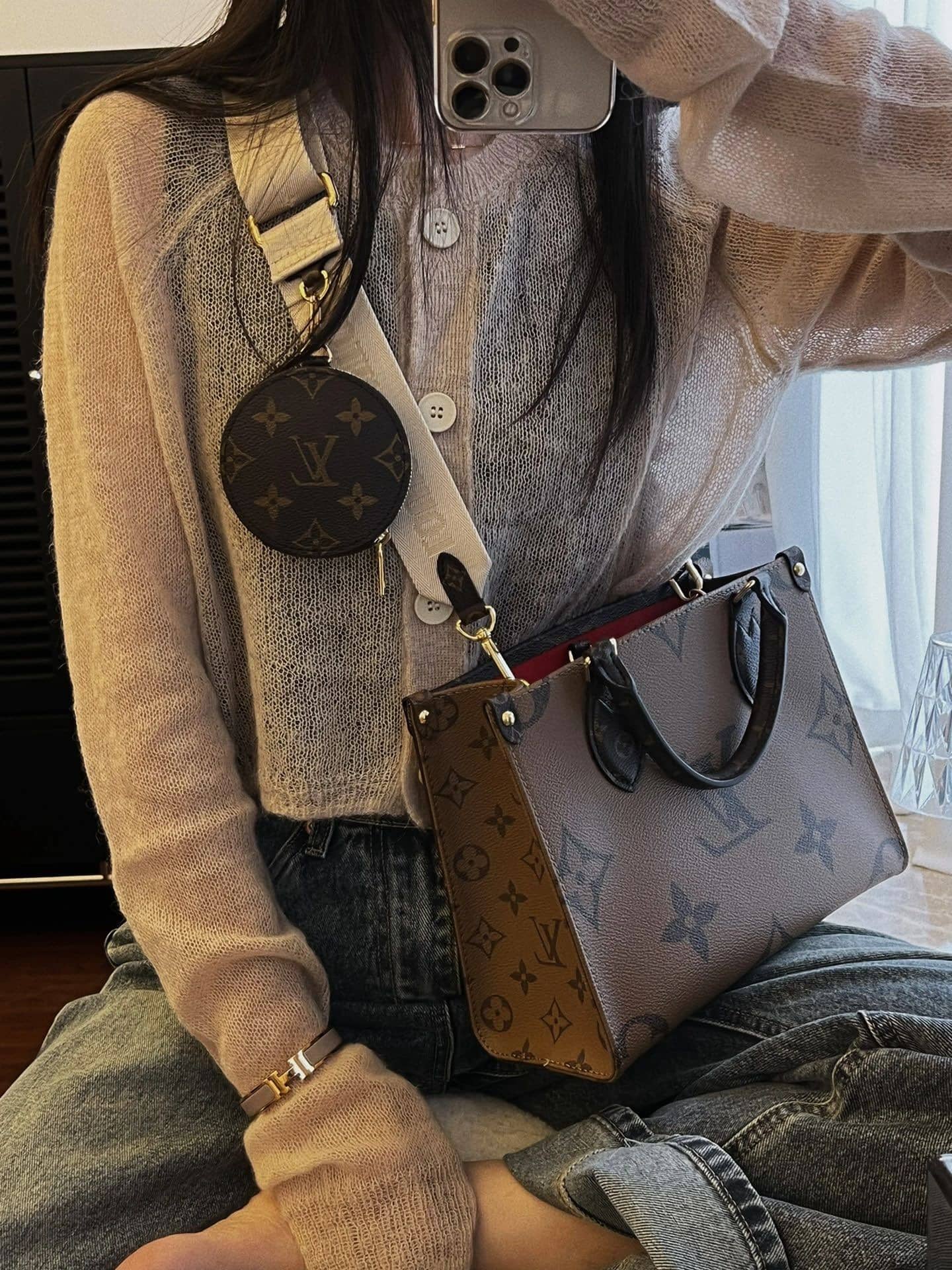 LV OnTheGo PM bag / LV onthego pm bicolor tote bag กระเป๋าทรงโท้ทที่ใครเห็นต้องเป็นคลั่งรัก ยอดฮิต คลาสสิค ผู้ดี หรูหราได้ทุกลุค ทุกสไตล์ มาพร้อมหูจับในตัว คล้องแขนก็ดูแพง หรือจะเกี่ยวสายครอสสะพายก็อัพลุคได้เลย