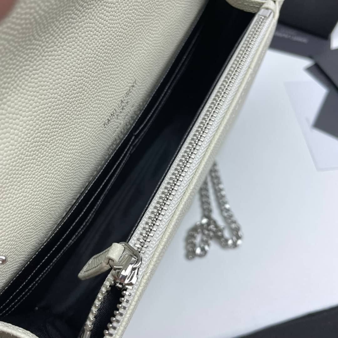 หนังแท้ YSL Yves Saint Laurent Envelope WOC 7.5” รุ่นฮอตปรอทแตก ทรงฐานตั้งได้ เป็นการดีไซน์กึ่งกระเป๋าสตางค์ ที่มาพร้อมสายสะพายยาว (เป็นสายโซ่ที่ต่อกับหนัง) สายถอดได้ (ปรับระดับไม่ได้) ถือเป็นคลัชก็สวยมากเลยค่ะ เป็นอีกหนึ่งรุ่นที่ให้ความรู้สึกเรียบแต่โก้ห