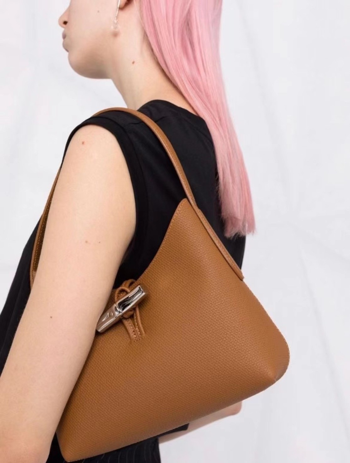 LONGCHAMP ROSEAU Hobo bag กระเป๋าสะพายไหล่ขนาดเล็ก วัสดุหนังวัว อะไหล่เงิน เป็นการผสมผสานสไตล์ที่เรียบง่าย Roseau อันเป็นสัญลักษณ์ใหม่ทั้งหมด เรียบง่าย สะดวกใช้ ประดับด้วยเข็มกลัดไม้ไผ่อันเป็นสัญลักษณ์ของแบรนด์ เรียบหรู แต่ดูดี ในแบบฉบับของ Longchamp ห้าม