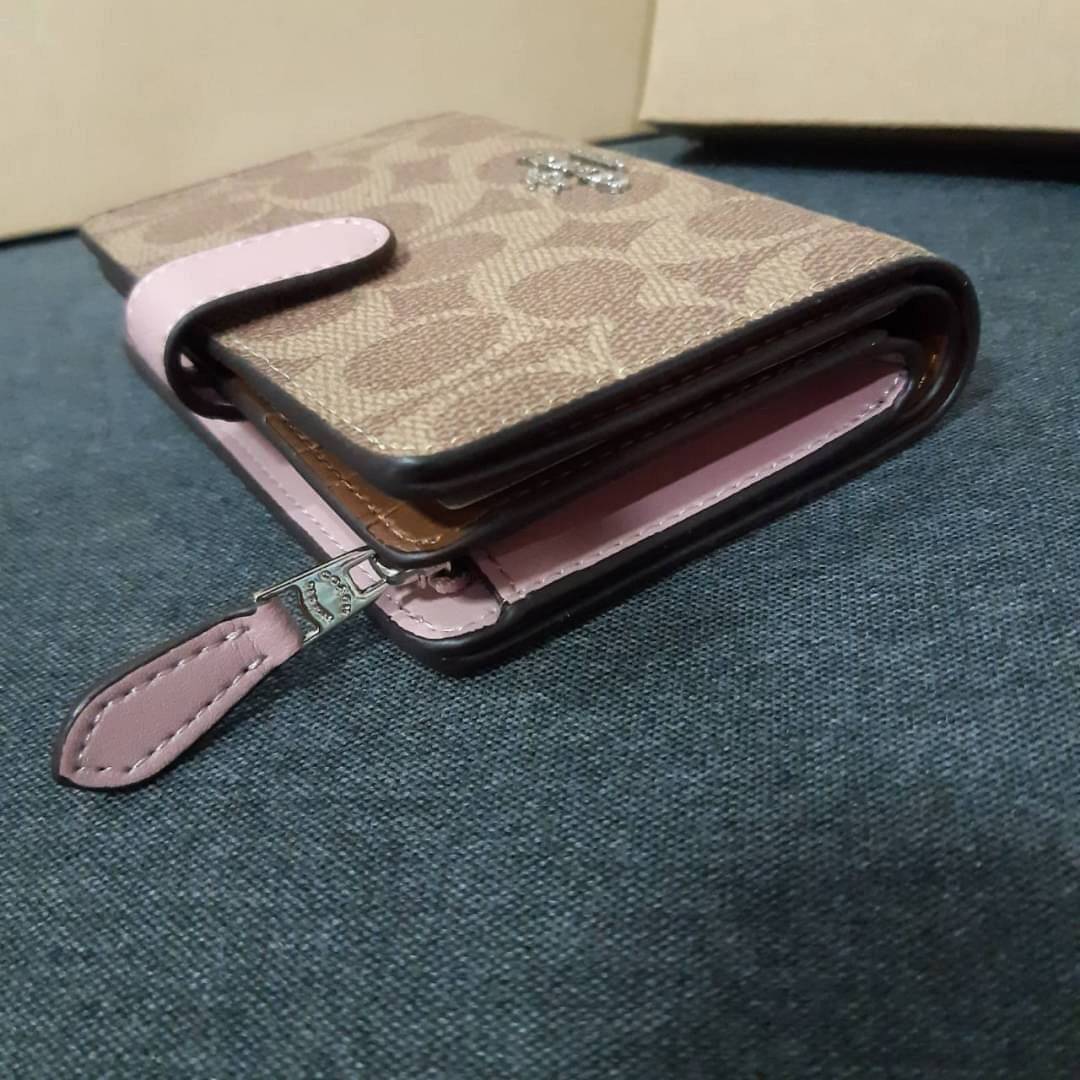 COACH F33034 MEDIUM CORNER ZIP WALLET IN COLORBLOCK SIGNATURE CANVAS กระเป๋าสตางค์ใบกลาง 👛 ขนาดกำลังเหมาะมือ วัสดุหนังแคนวาส ดูแลรักษาง่าย มีช่องใส่บัตรและธนบัตรครบ