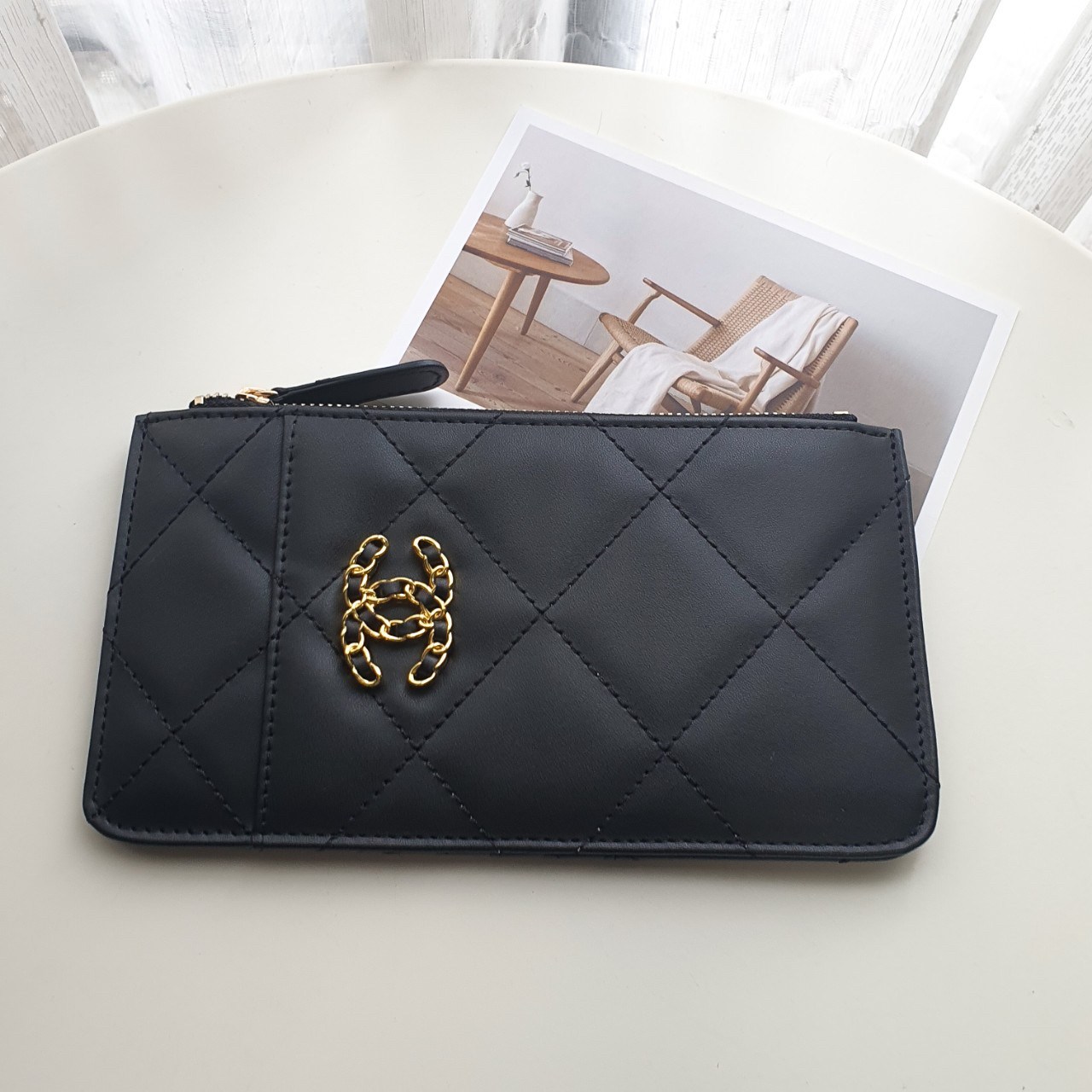 VIP 】รุ่นใหม่ล่าสุด 🎁 พร้อมส่งที่ไทยค่าา จุเงินได้เต็มกระเป๋า♡♡ แนะนำรุ่นนี้เลยคะ งานพรีเมี่ยมกิ้ฟท์จากเค้าเตอร์ต่างประเทศ กระเป๋าสตางค์ทรงสวย สะดุดตา หนังสัมผัสลายด้าน จากแบรนด์ CHANEL (GWP) ด้านหน้ามีโลโก้แบรนด์ CC สีทองหรู มีช่องซ