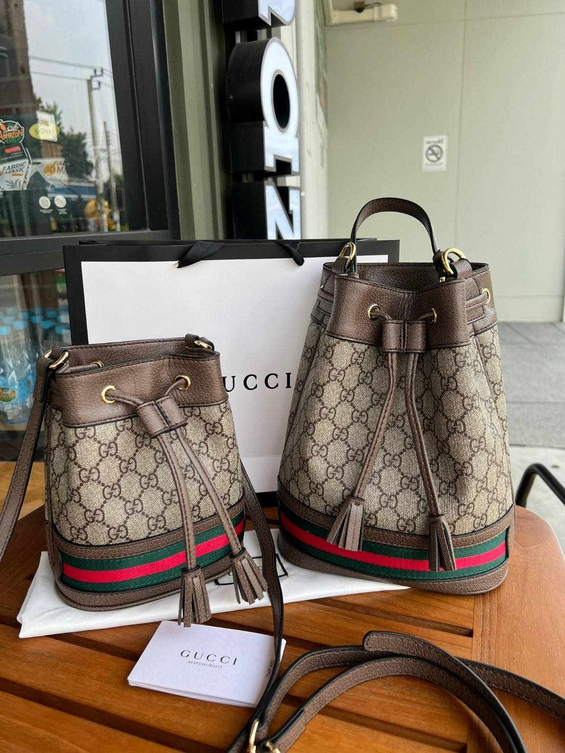 GUCCI Ophidia mini small GG bucket bag กระเป๋าถือหรือสะพายข้าง ขนาดเล็ก ทรงขนมจีบ วัสดุผ้าใบ+หนังแท้ พร้อมแถบลายทางสีเขียวและสีแดงด้านล่าง ด้านในโล่ง มี1ช่องเล็ก สายยาวถอดสายไม่ได้ ปรับระดับได้ ใบนี้เรียบหรูดูดีสุดๆไม่ควรพลาดค่า
