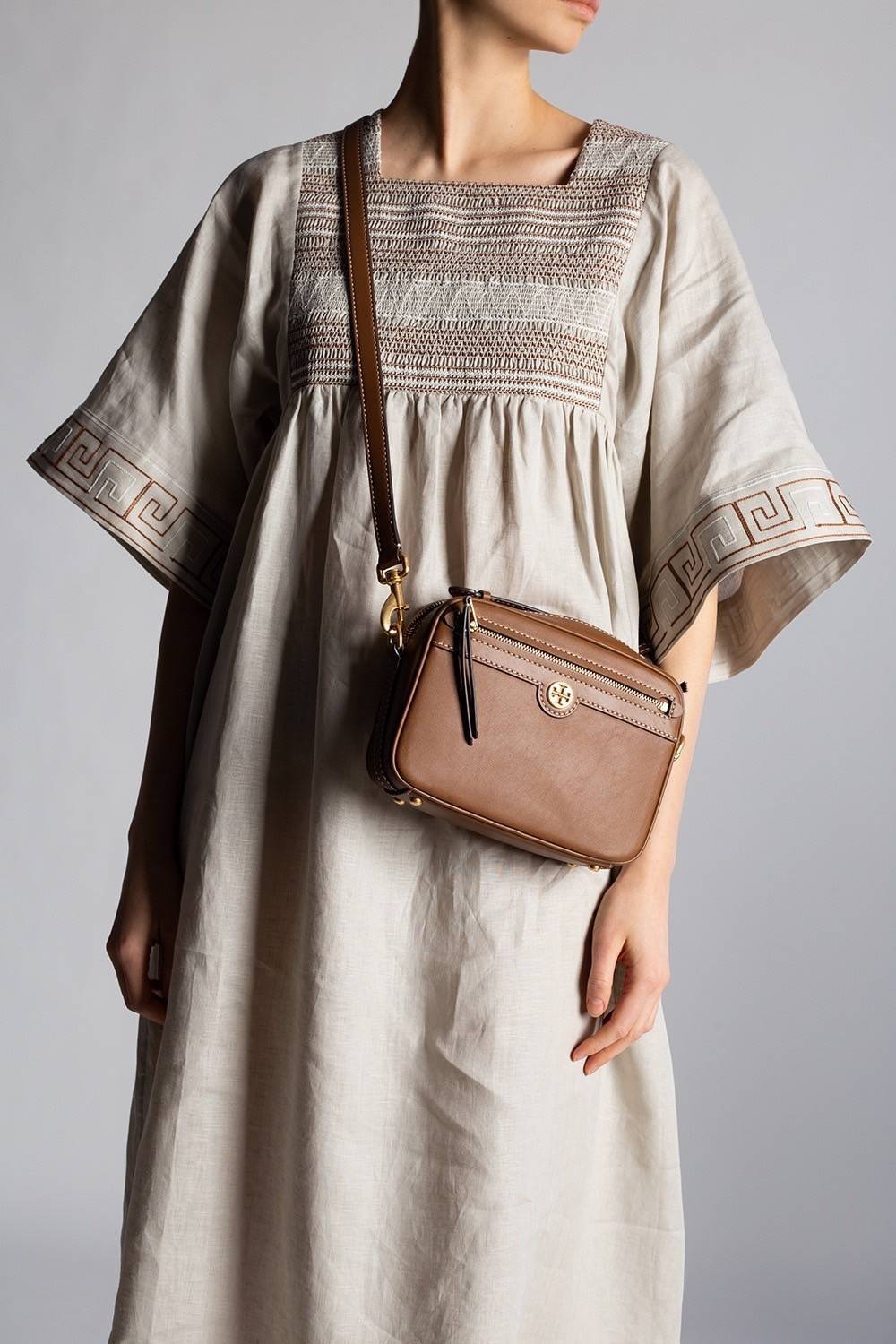 TORY BURCH T MONOGRAM JACQUARD CAMERA BAG กระเป๋าสะพาย Crossbody วัสดุหนังวัวแท้ การออกแบบเรียบง่าย ยังคงความหรูหราเอาไว้ โดดเด่นด้วยลวดลาย T Monogram มาพร้อมสายสะพายยาวแบบสปอร์ต ถอดออกได้ สายปรับระดับได้ ตอบสนองการใช้งานได้ดี มีหูหิ้วด้านบนสามารถใช้งานได