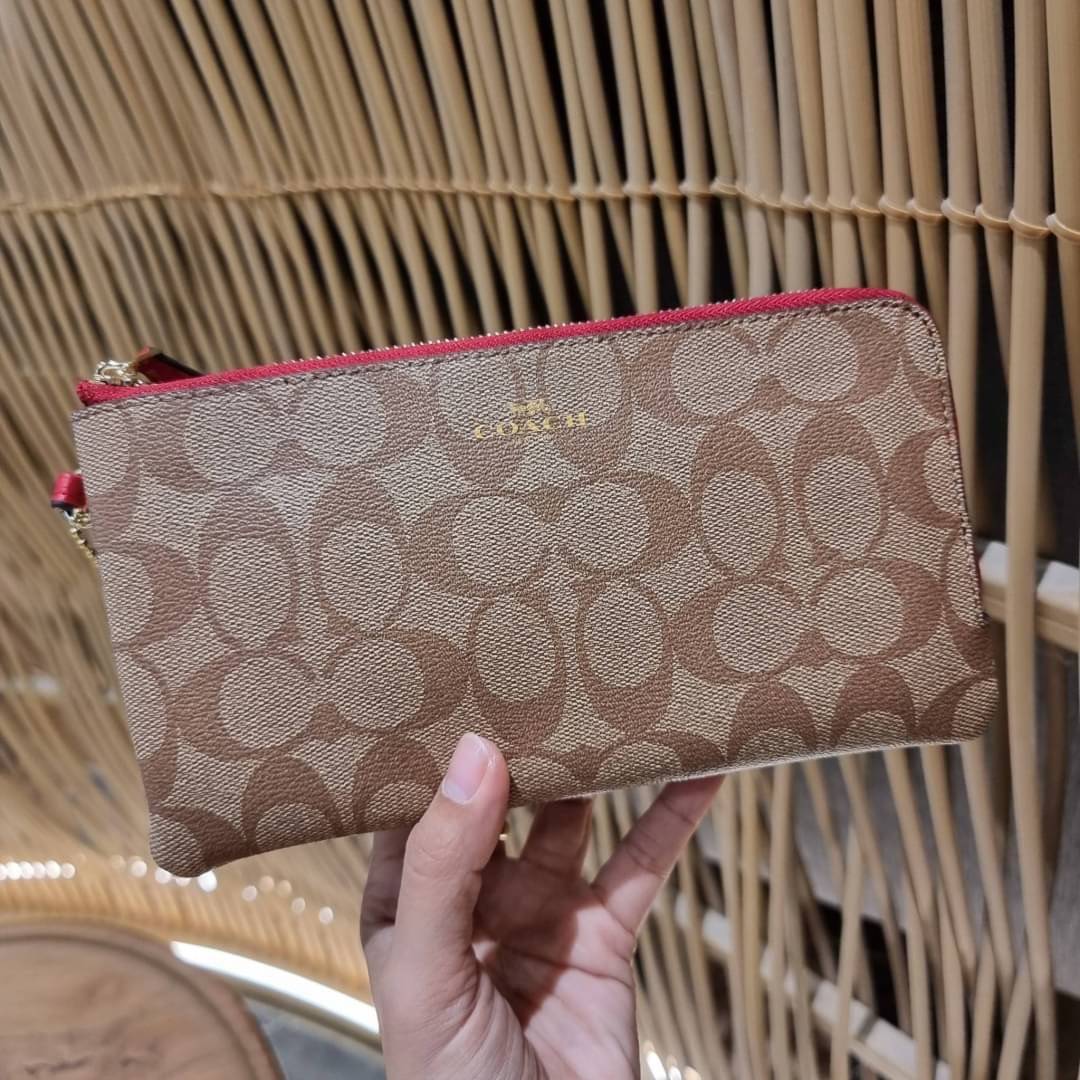 COACH F54057 DOUBLE ZIP WALLET IN SIGNATURE กระเป๋าคล้องมือ size L ใบนี้ใส่มือถือได้ทุกรุ่น ขนาดกำลังดี พกพาสะดวกมากๆ วัสดุหนังสังเคราะห์ ภายในเป็นผ้าสีสวยคม ใส่ธนบัตร ใส่บัตรได้เยอะ ใส่มือถือได้สบายๆทุกรุ่น ตอบโจทย์สาวๆที่ไม่ชอบพกเยอะวุ่นวายจ้า ใบนี้เอาอ