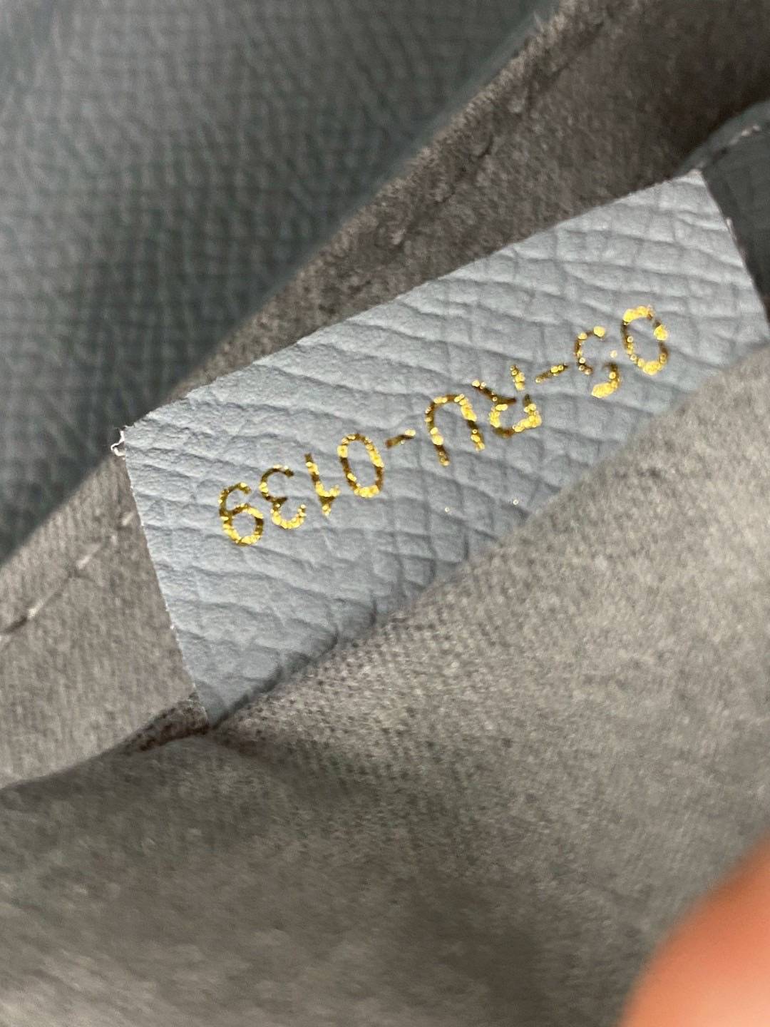 ORI หนังแท้ | DIOR Saddle Bag with Strap Grained Leather กระเป๋าถือ/สะพายทรงอานม้า รุ่นยอดนิยมที่มีเอกลักษณ์สวยงามเหนือกาลเวลา ลูกเล่นห้อยด้วยตัวอักษร D ตรงหูหิ้วมีกิมมิค CD สวยหรูดูแพง