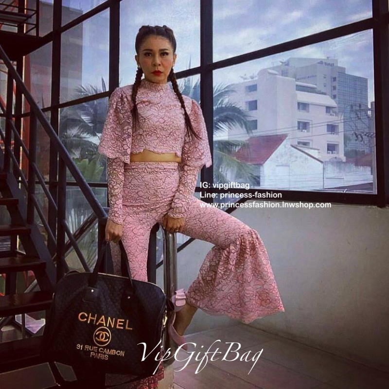 CHANEL VIP GIFT Large Travel Bag กระเป๋าเดินทางใบใหญ่ Gift With Purchase (GWP) รุ่น Limited Edition พรีเมี่ยมกิ๊ฟของเเท้จาก Chanel Counter หนังลายตารางเนื้อหนาสีดำกันนำ้ดูแลรักษาทำความสะอาดง่าย ด้านหน้ามีโลโก้แบรนด์ เปิดปิดด้วยซิปสะดวกใช้ หัวซิปแบรนด์อะไห