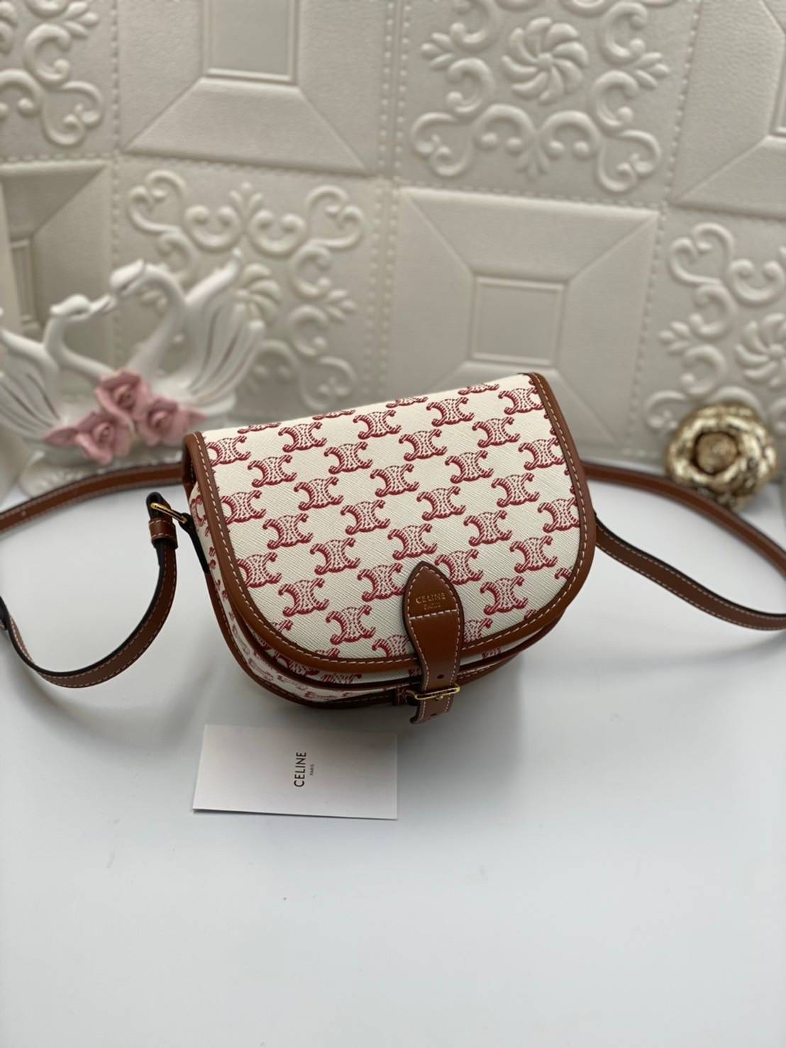 VIP GIFT 】หนังแท้ Celine Women Medium Folco Bag in Triomphe Canvas and Calfskin หากใครที่กำลังมองหากระเป๋าสะพายข้าง ขนาดกะทัดรัด และเรียบหรู ต้องใบนี้เลยค่ะ เป็นกระเป๋าเปิดปิดแบบแบบฝาผับที่มีรูปทรงโค้งและที่ล็อกรูปทรงคล้ายเข็มขัด อีกทั้งยังสะท้อนความสวยสไ