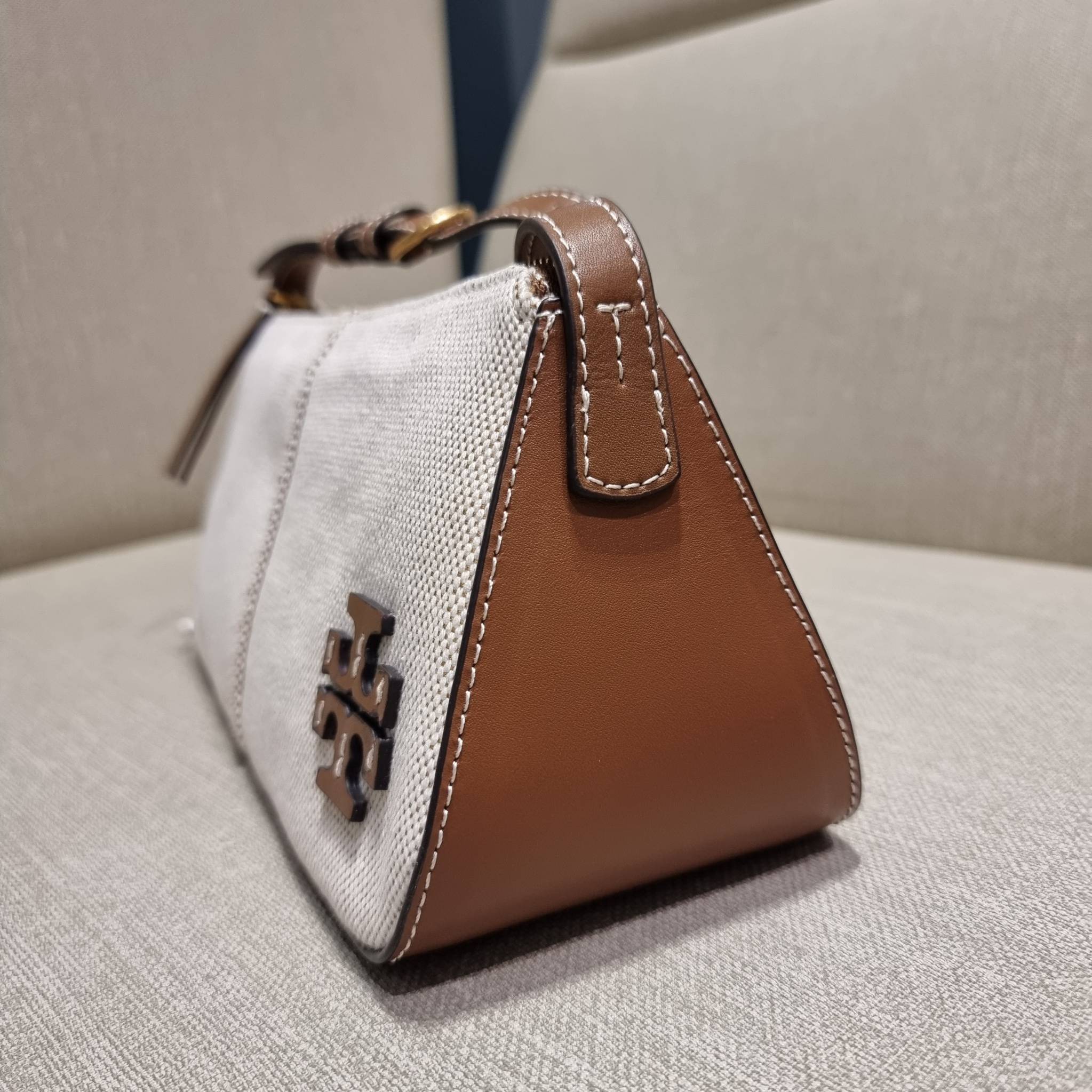 TORY BURCH MCGRAW CANVAS WEDGE กระเป๋าสะพายไหล่ ทรงสวยไม่ซ้ำ ไม่เกร่อ!! สะดวกใช้งาน ดีไซน์เรียบแต่แฝงความหรู และคลาสสิคในตัว วัสดุผ้าแคนวาสตัดสลับหนังแท้ สวยคม เปิด-ปิดด้วยซิป ภายในเป็นช่องโล่ง มีช่องย่อยเก็บบัตร มาพร้อมสายสะพายในตัว ปรับได้อีกเล็กน้อย ไอ