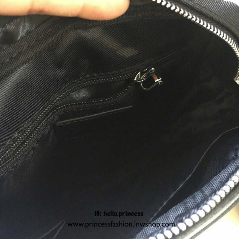 New Must Have For Men 👍👍 กับงานพรีเมี่ยมกิ้ฟแบรนด์ดังอย่าง prada ทรง messenger ทรงยอดฮิต สำหรับท่านชาย เนื้อผ้า Polyester ขนาดใหญ่ จุของได้มาก ใส่ipad labtop หนังสือ ได้หมดคะ เปิดปิดด้วยซิปอะไหล่เงิน บุด้วยผ้าสีดำปั้มแบรนด์ สวยงามมากคะ อะไ