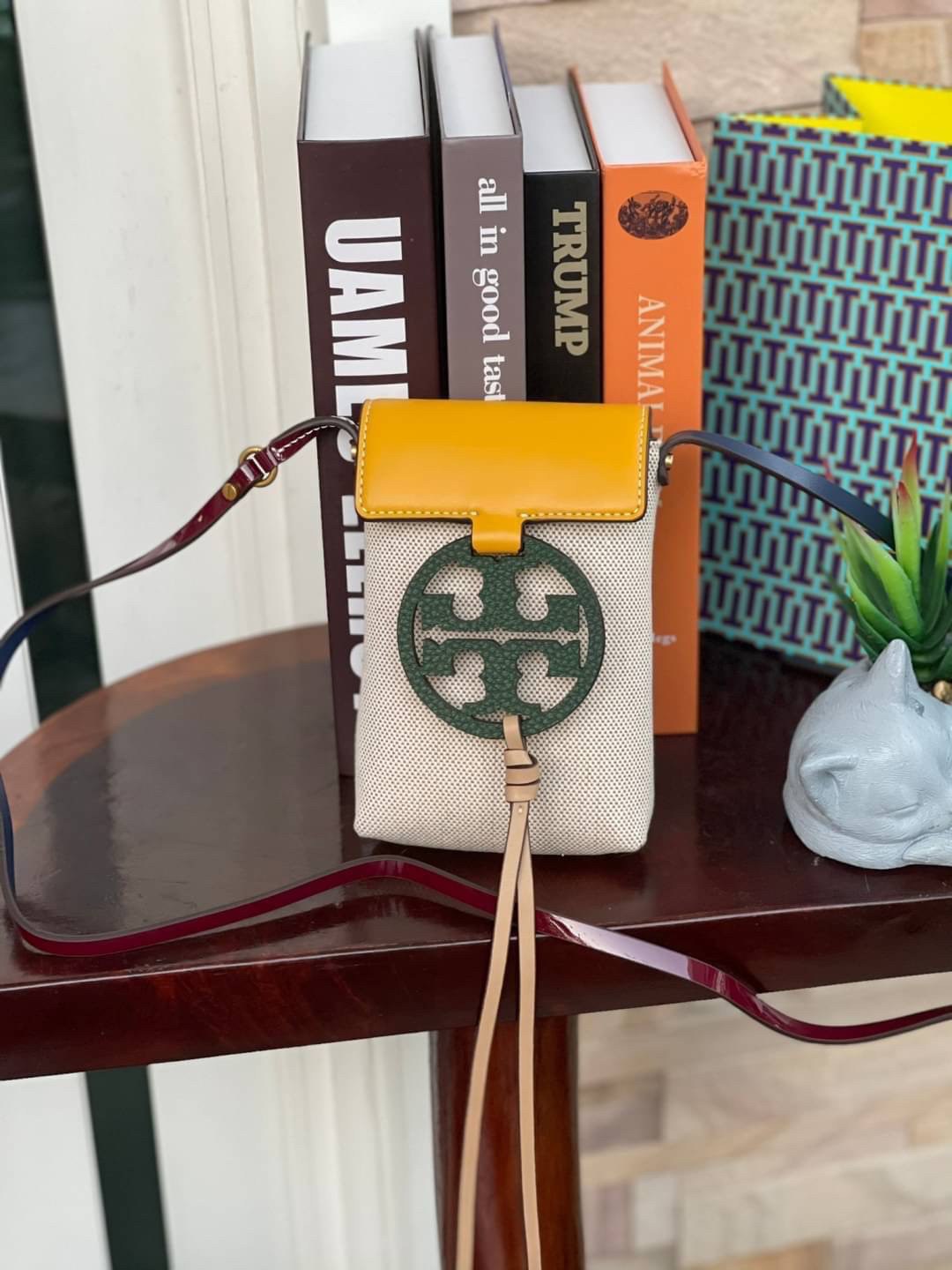 OUTLET 💕Tory Burch Miller Canvas Phone Crossbody ขึ้นชื่อว่ากระเป๋าสำหรับใส่มือถือหรือของจุกจิกต่างๆ โดยให้เหมาะกับการใช้งานนั้นมีไม่มาก คอลเลคชั่นนี้ออกมาเพื่อเอาใจสาวๆโดยเฉพาะ สีสันสุภาพ