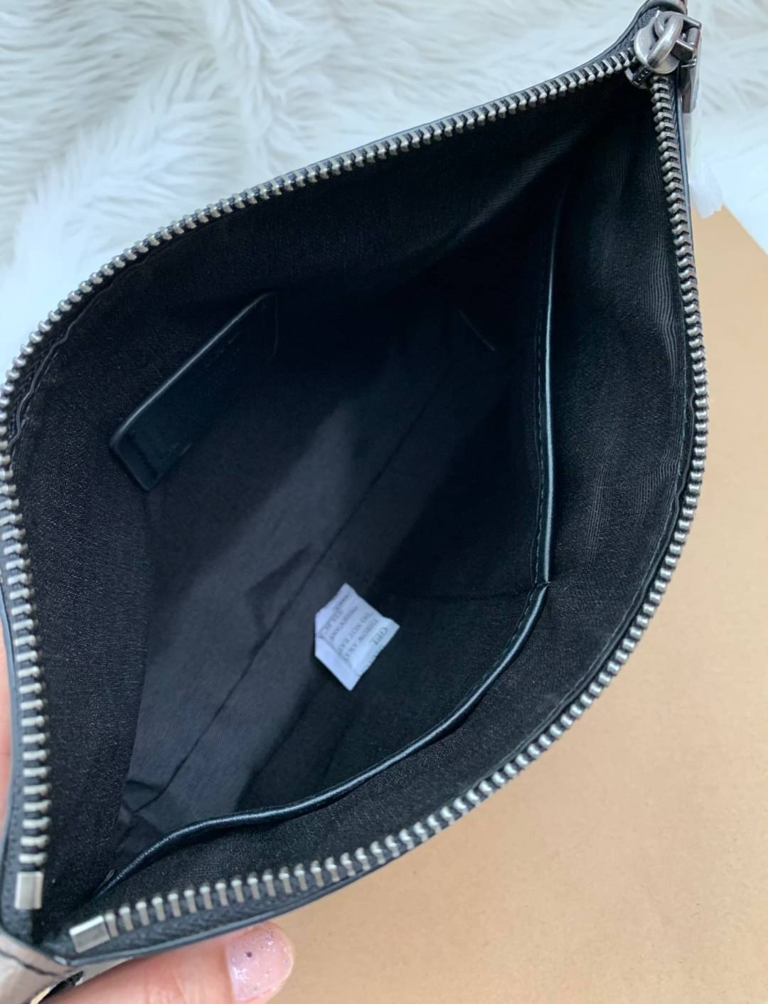 COACH CARRYALL POUCH WITH CAMO PRINT ((29127)) พร้อมส่งค่ะ! กระเป๋าคล้องมือแบบคลัท หนังแท้ หนังนิ่มลายทหารสวยค่ะ;สารมารถใส่ i pad;Tablet (บางรุ่น) ได้ค่ะ; มีช่องเล็กใส่ของจุกจิกสิงช่อง;ซิปซ่อนด้านหน้าหนึ่งช่อง พร้อมสายคล้องมือถอดออกได้หนึ่งสาย