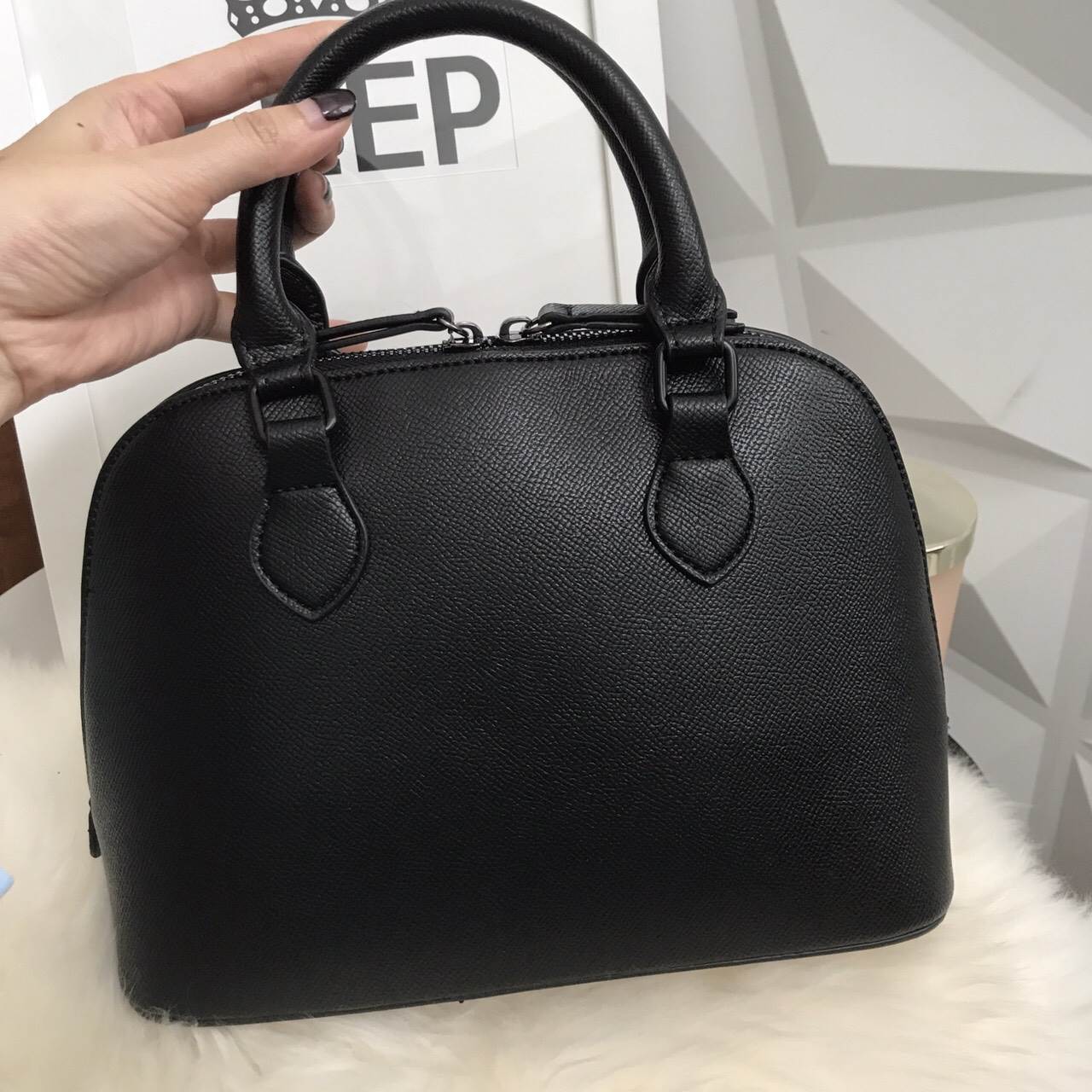 ซูมๆ ใกล้ๆ กันเลย กับ New collection KEEP ' Taylor ' ทำ size ใหม่ (9.5") อยากแนะนำมาก อยู่ระหว่าง มินิ กะ คลาสสิค ขนาด ดี๊-ดี ไม่เล็กไม่ใหญ่ไป แถม!! ดีไซน์รุ่นนี้ เป็นอะไหล่ดำ แต่งกะ look casual style ได้แมตช์ม๊ากกกก มี 3 สี Earth tone ให้เ