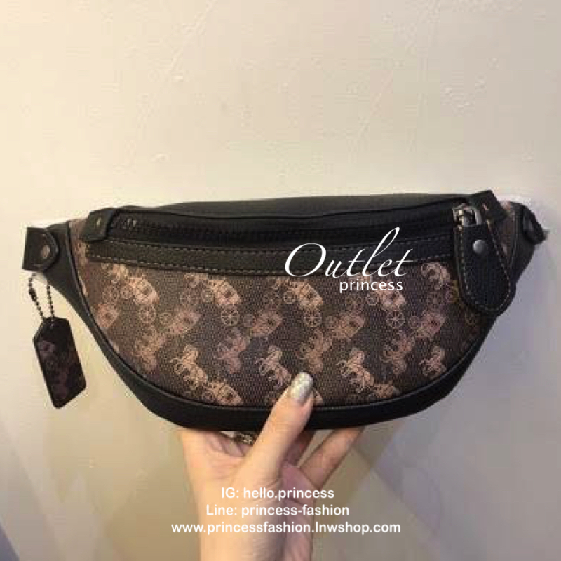 Coach Rivington Belt Bag 7 With Horse And Carriage Print กระเป๋าหนังคาดอกสุดเท่ ขนาดกำลังดี ภายในกว้าง เปิดปิดด้วยซิป ลายโลโก้แบรนด์ ดูคลาสสิคทีเดียว ใช้ได้ทั้งหญิงและชาย พร้อมส่งราคาสุดคุ้มค่ะ