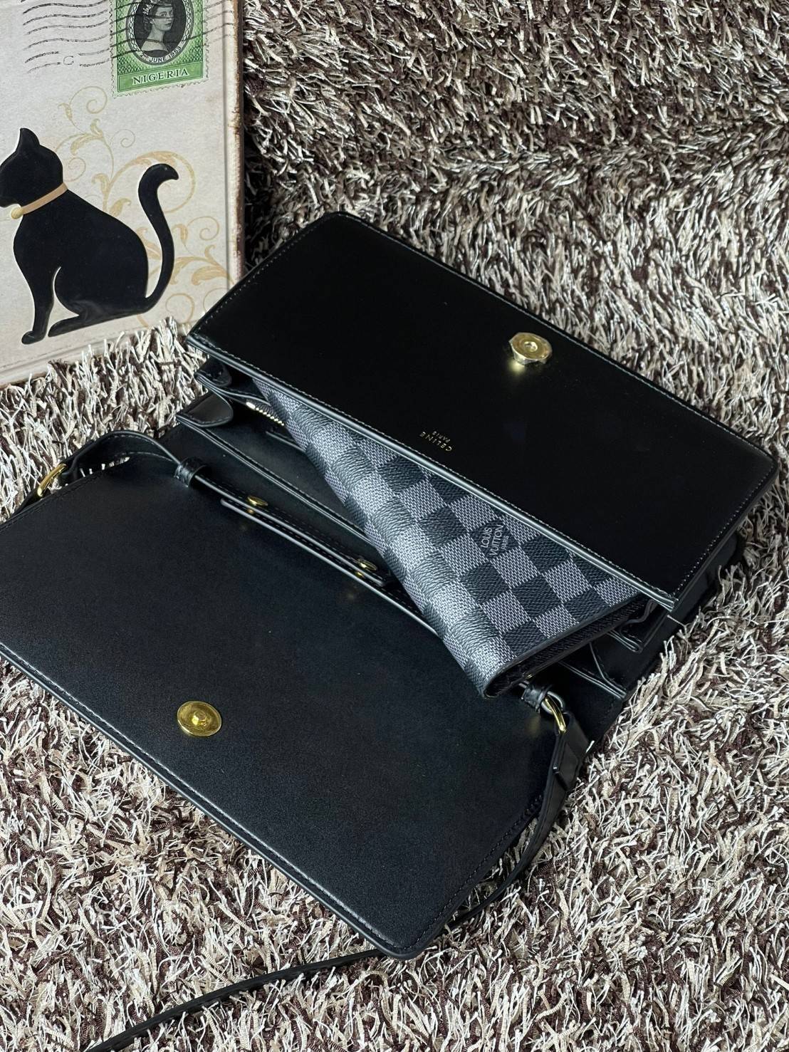 CELINE TRAPEZE TRIOMPHE BAG ดีไซน์เรียบหรู Timeless โดดเด่นมีเอกลักษณ์ ใช้ได้หลายโอกาส แมทช์กับการแต่งตัวง่าย จึงครองใจสาว ๆ ได้ไม่ยาก โดยเป็นกระเป๋าสะพายไหล่ที่อัดแน่นด้วยกลิ่นอายความคลาสสิกและหรูหราตามแบบฉบับของ Celine ด้านหน้าตกแต่งด้วยโลโก้สีทองโดดเด่