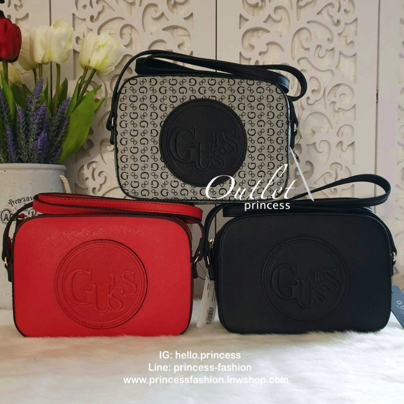 GUESS ANGELEA LOGO CROSSBODY กระเป๋าสะพายหนังซาฟิโน่ทรงตั้งสวย ด้านหน้าติดโลโก้แบรนด์ทรงกลมนูน เปิดปิดด้วยซิป ด้านในโล่งกว้าง มีช่องซิปเล็ก สามารถใส่กระเป๋าสตางค์ใบยาว มือถือ ของจุกจิกได้เยอะ ขนาดกำลังดี สะพายได้เท่ห์ๆเข้าได้กับทุกชุดเลยนะคะ