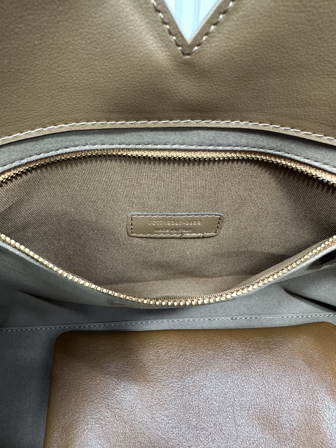 YSL Y TOTE IN LEATHER BAG กระเป๋าสะพายทรงโท้ทใบใหญ่ รุ่นใหม่ล่าสุด งานหนังแท้สวยเต็มใบ ดีไซส์เรียบหรูดูแพงอย่างแท้จริง ภายในโล่งกว้างมาก จุของได้เยอะสุด เอาใจสายแบกแต่ยังคงความหรูไว้ในตัวอย่างแน่นอน