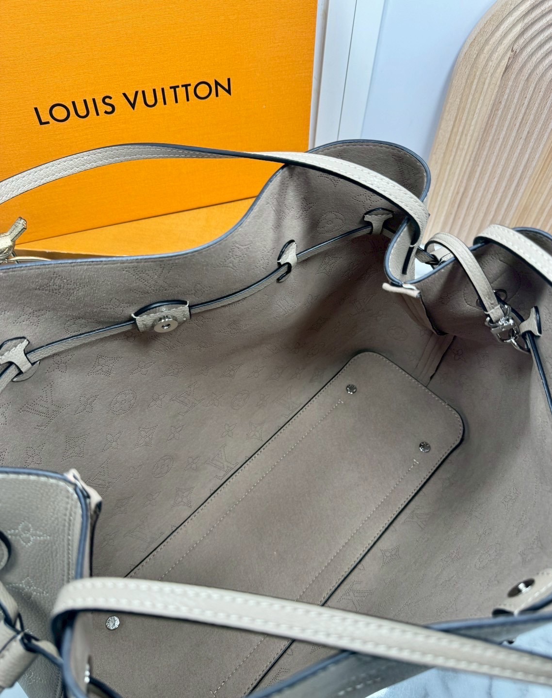 ORI หนังแท้ | LV Boundless Bag กระเป๋าสะพายทรงโท้ทใบใหญ่ ฉลุลายโมโนแกรมเต็มใบ สวยสุดคลาสสิก โทนสีเรียบง่ายใช้งานง่าย หรูหรามีระดับเหนือกาลเวลา