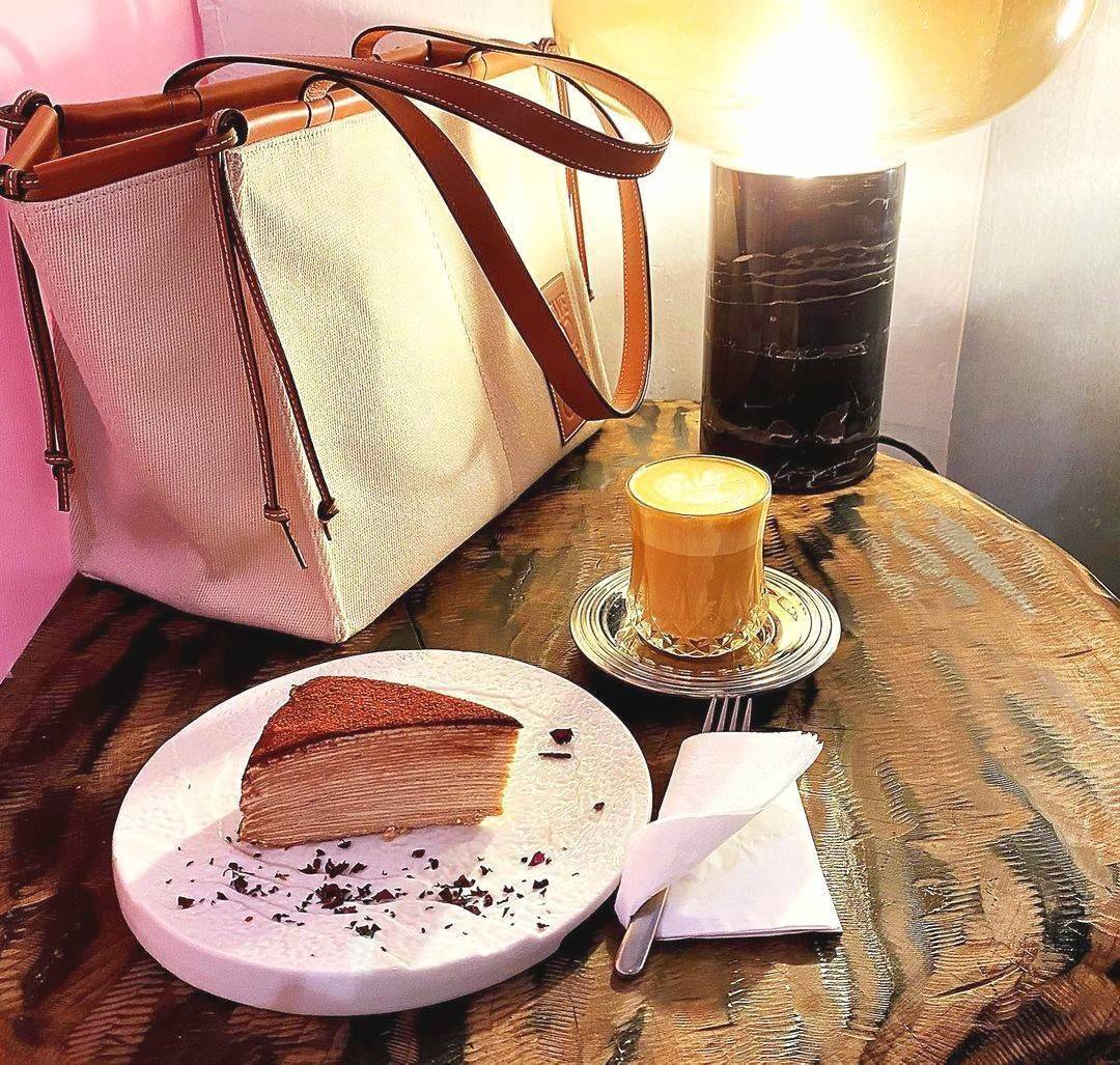 พรีเมี่ยมกิ๊ฟแท้ 100% 】LOEWE TOTE BAG VIP GIFT WITH PURCHASE (GWP) Limited Edition จาก "LOEWE PERFUME DUTYFREE" วัสดุ Canvas&Leather ใบใหญ่ น้ำหนักเบา ภายในโล่งกว้างและจุ ใส่เอกสารA4 เสื้อผ้าสัมภาระของใช้ได้เยอะจุใจ