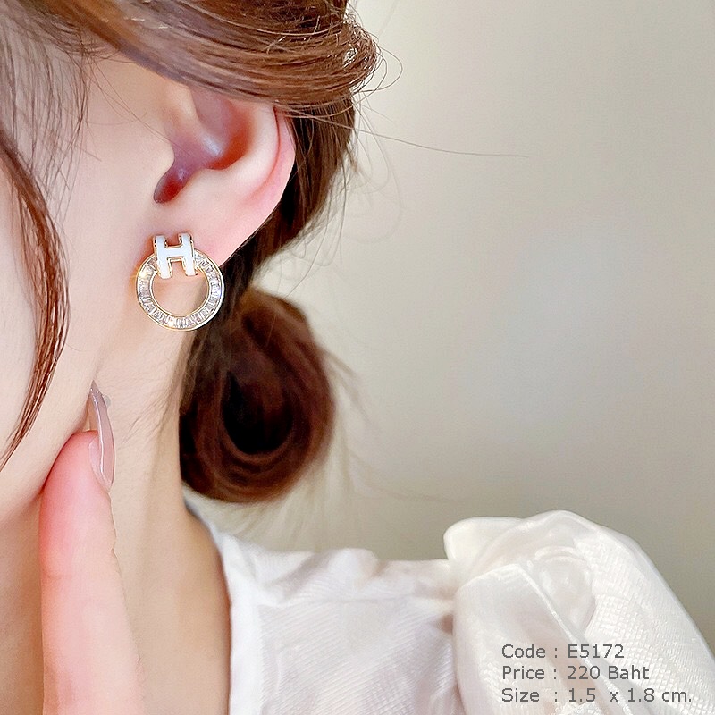 ต่างหูวงกลมสีทองฝังเพชรcz แต่งตัวอักษร H สีขาว