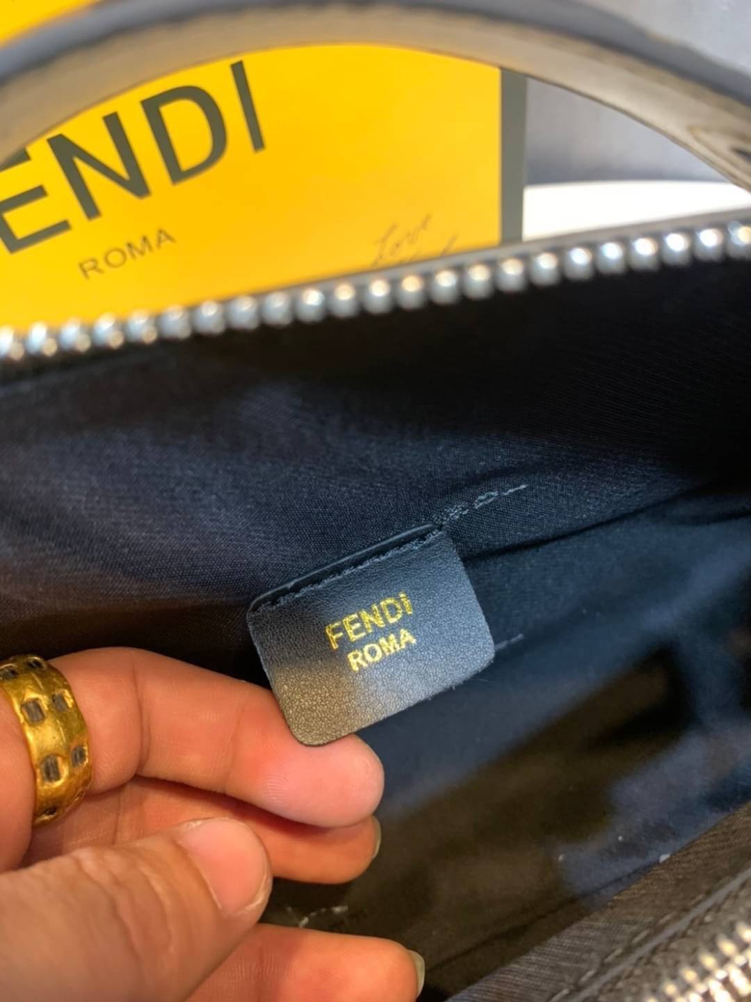 FENDI By The Way tote น้องงกลับมาแล้วว ใครรออยู่ห้ามพลาดจร้าา สวยๆอย่างนี้อดใจยังไงไหว!! กระเป๋ารุ่นที่ไม่ว่าจะใช้แบบหิ้วหรือสะพายข้างก็สวยทุกลุค แถมแมทกับชุดได้ง่าย เหมาะกับทุกๆวัน สินค้าพร้อมส่ง มีจำนวนจำกัด