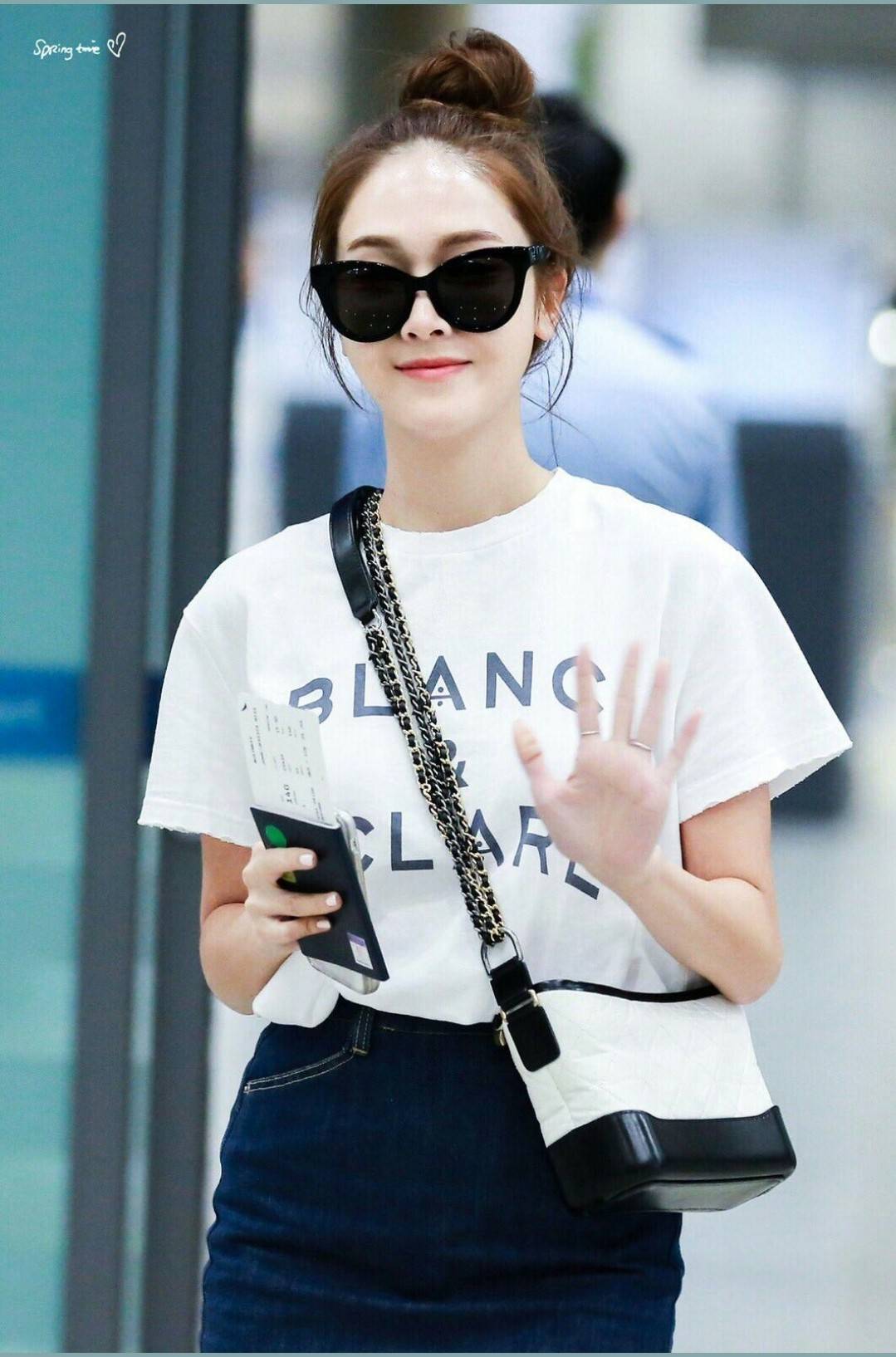 8" CHANEL SHOULDER BAG / CHANEL GABRIELLE HOBO BAG ไซส์คลาสสิค กระเป๋าสะพายข้าง/ไหล่ หนังสังเคราะห์ นิ่ม หรู มาพร้อมพวงกุญแจสัญลักษณ์แบรนด์ พิเศษ!! สายคล้อง jumbo font เพิ่มดีเทลความแพง อะไหล่พร้อมโซ่สะพายสีทองสลับสีเงินรมดำ สามารถสะพาย crossbody หรื