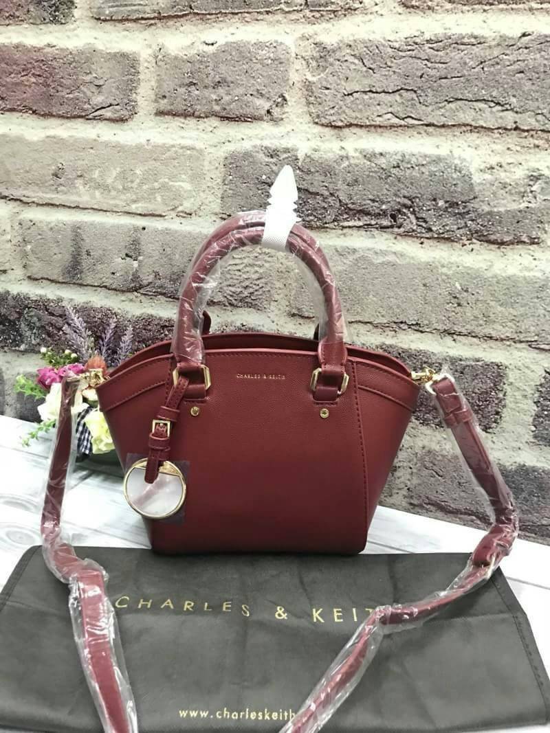 CHARLES & KEITH CURVED CITY BAG Re stock & Best seller กระเป๋าถือหรือสะพาย ขนาดกำลังดี วัสดุหนังPU ลายคาร์เวียร์ ตั้งอยู่ทรง มีหมุดรองฐาน เปิดปิดด้วยซิปเดียว ภายในมี 2 ช่องเล็ก และ 1 ช่องซิปด้านข้าง ใส่มินิ ไอแพด, กระเป๋าสตางค์ทรงยาวได้ ด้านหน้าประดับด้วย