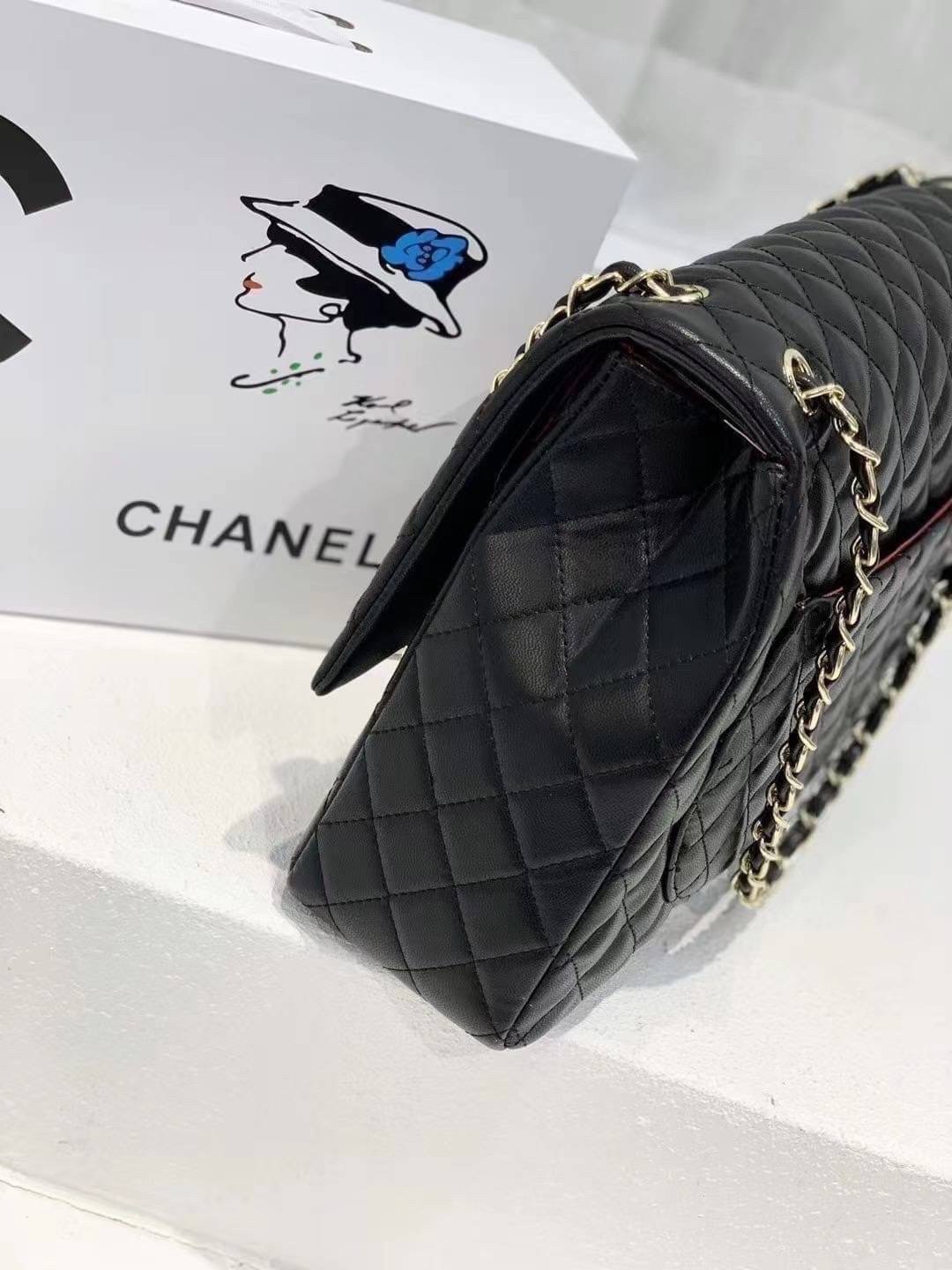 CHANEL MAXI CLASSIC 13.5" กระเป๋าสะพายทรงคลาสสิคใบใหญ่ จุของได้เยอะมากๆ งานสวยหรูมาแต่ไกล สวยงามไม่ผิดหวังค่ะ