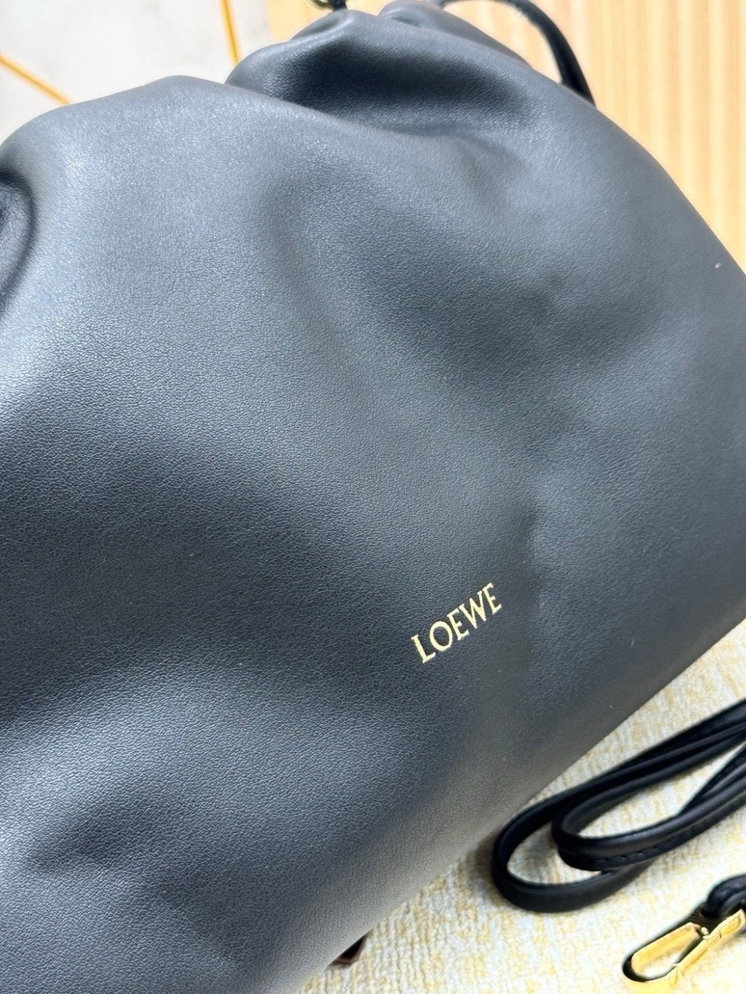 ORI หนังแท้ | Medium Loewe Flamenco purse in mellow nappa leather 30cm กระเป๋าสะพายทรงคลัช เรียบหรูดูแพง เรียบง่ายใช้งานสะดวก หนังแนปป้าให้สัมผัสนุ่มสบายผิว มาพร้อมสายสะพายร้อยห่วงหรูหรา