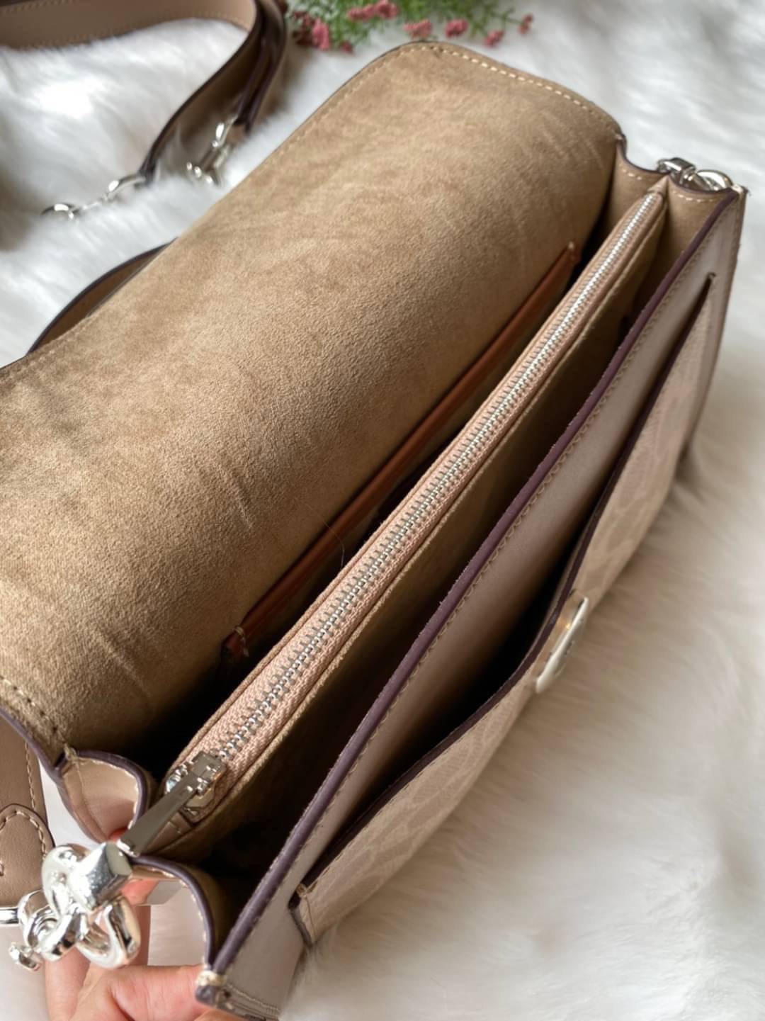 ของแท้ 💯% COACH Coach tabby convenience shoulder bag crossbody Product Details Polished pebble leather Inside zip BEIGE