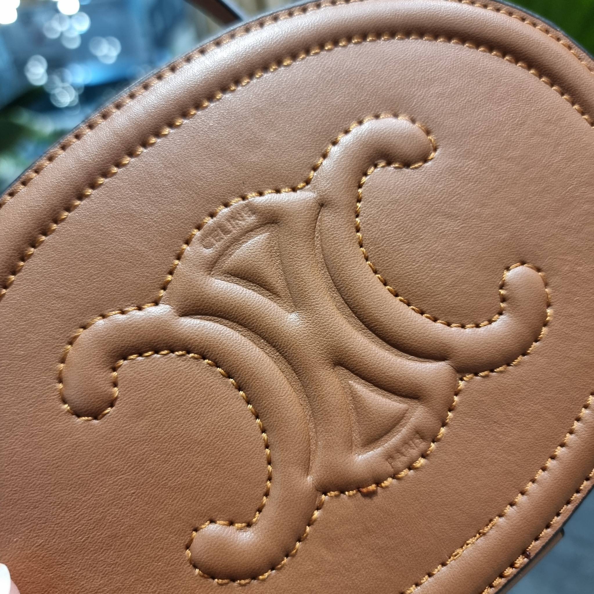 VIP 🥂 CELINE OVAL MINAUDIERE CUIR TRIOMPHE น้องน่ารักม้ากกกก!! น่ารักตะโกนไปเลย!! กับกระเป๋าทรง oval รุ่นแรร์ไอเท็ม ที่หายาก และ sold out ไปหลายรอบ!! น้องใบกะทัดรัด สำหรับสาวๆที่ชอบพกพกของแบบง่ายๆ ให้ชีวิตไม่ยุ่งยาก คล้องแขนใช้งานเก๋ๆ วัสดุหนังสัง