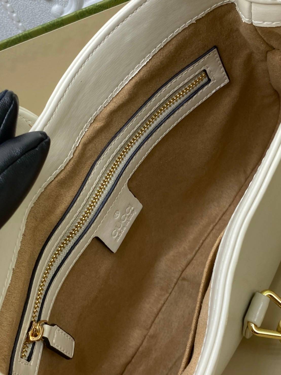 VIP GIFTbag 】หนังแท้ GUCCI Jackie 1961 mini shoulder bag กระเป่ารุ่นฮิตจาก Gucci ต้องบอกเลยว่าสำหรับสาวๆหลายคนนั้น ที่ชื่อชอบ หรือเป็นสาวกกลับแบรนด์อย่าง Gucci ต้องบอกเลยนะว่าสำหรับรุ่นนี้ห้ามพลาดไปทีเดียว บอกว่าได้เป็นตำนานควาวินเทจได้อย่างดี โดยขนาดของต