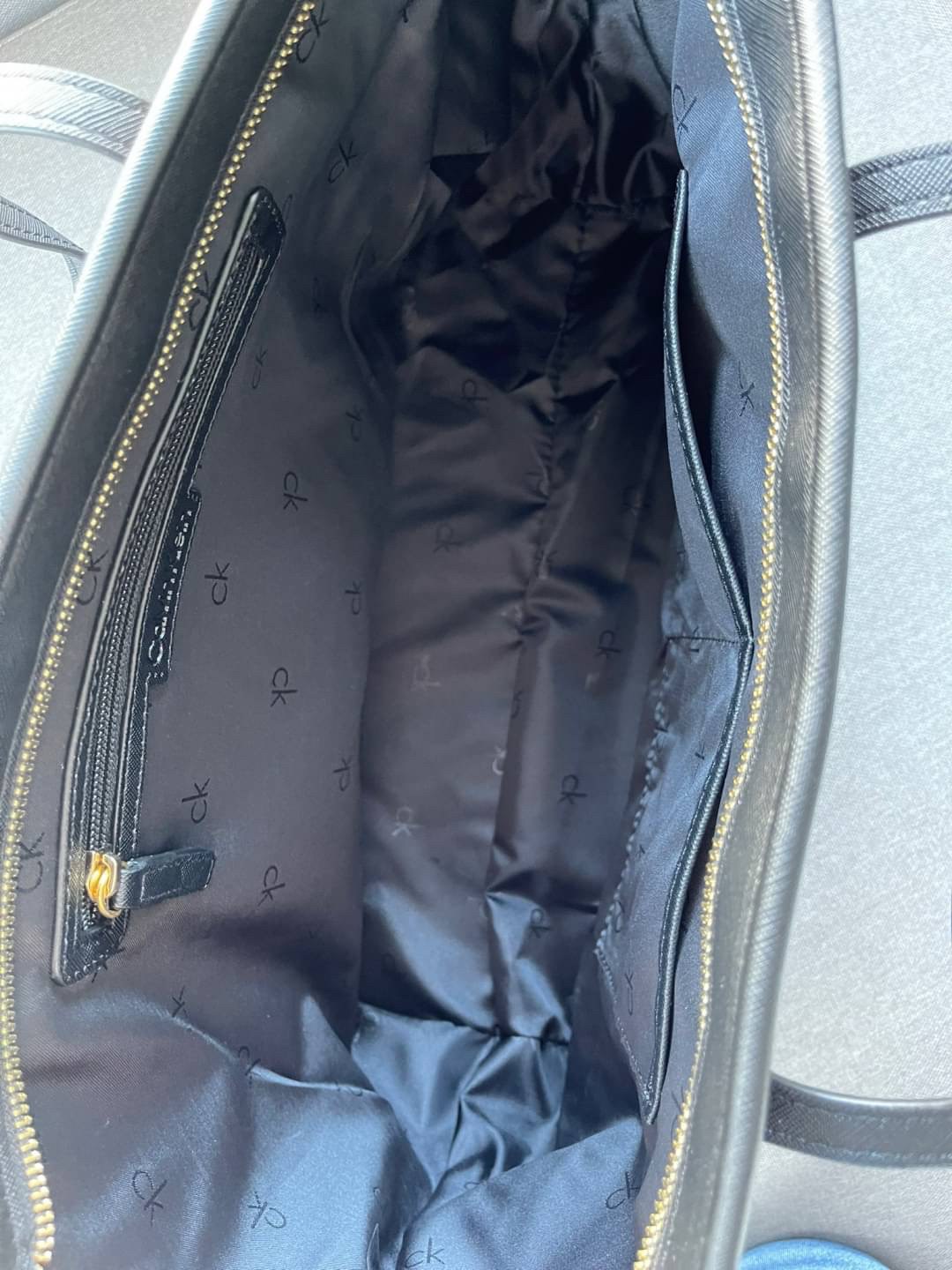 Calvin Klein tote bag กระเป๋าทรงช้อปปิ้ง ใบใหญ่จุกๆ มาพร้อมกับใบลูก สามารถถอดได้ เปิดปิดด้วยซิปบน ไม่ต้องกลัวของตกหล่น ภายในโล่งกว้าง ใส่ไอแพด/โน๊ตบุ๊ค/A4 ได้ค่ะ