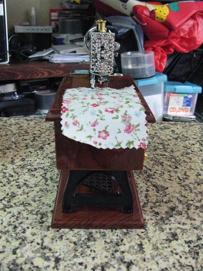 สินค้าหมดค่ะ กล่องดนตรีจักรเย็บผ้าค่ะ