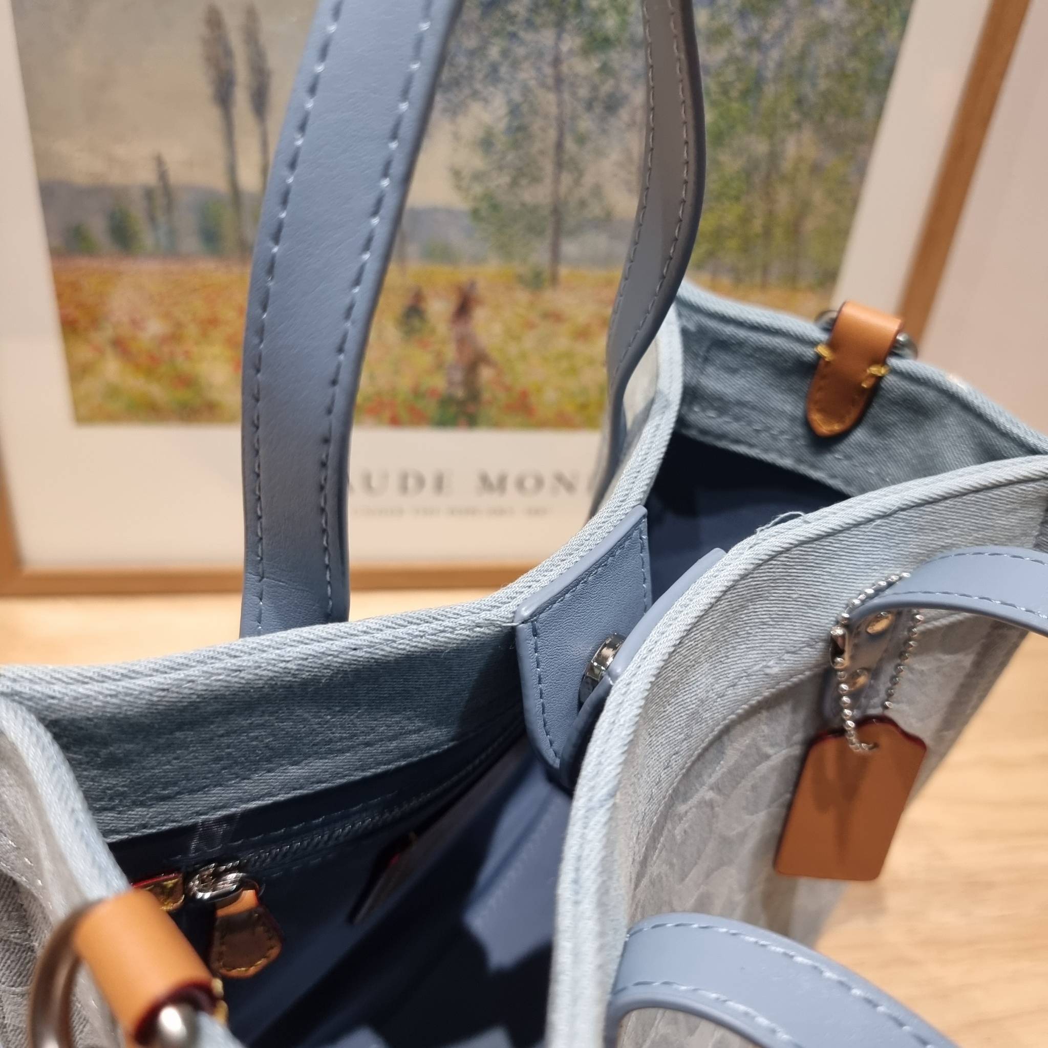 COACH FIELD TOTE 22 IN SIGNATURE DENIM / CJ853 คอลเลคชั่นใหม่ พร้อมสีใหม่ยังไม่เข้าไทย ให้ทุกคนได้มีสวยก่อนใครไปเลย!! กับกระเป๋าทรงโท้ท ไซส์กำลังสวย ดีเทลปั๊มผิวเต็มใบ ดูดี มี texture บวกกับสายสะพายสปอร์ตสีตัดกับกระเป๋า