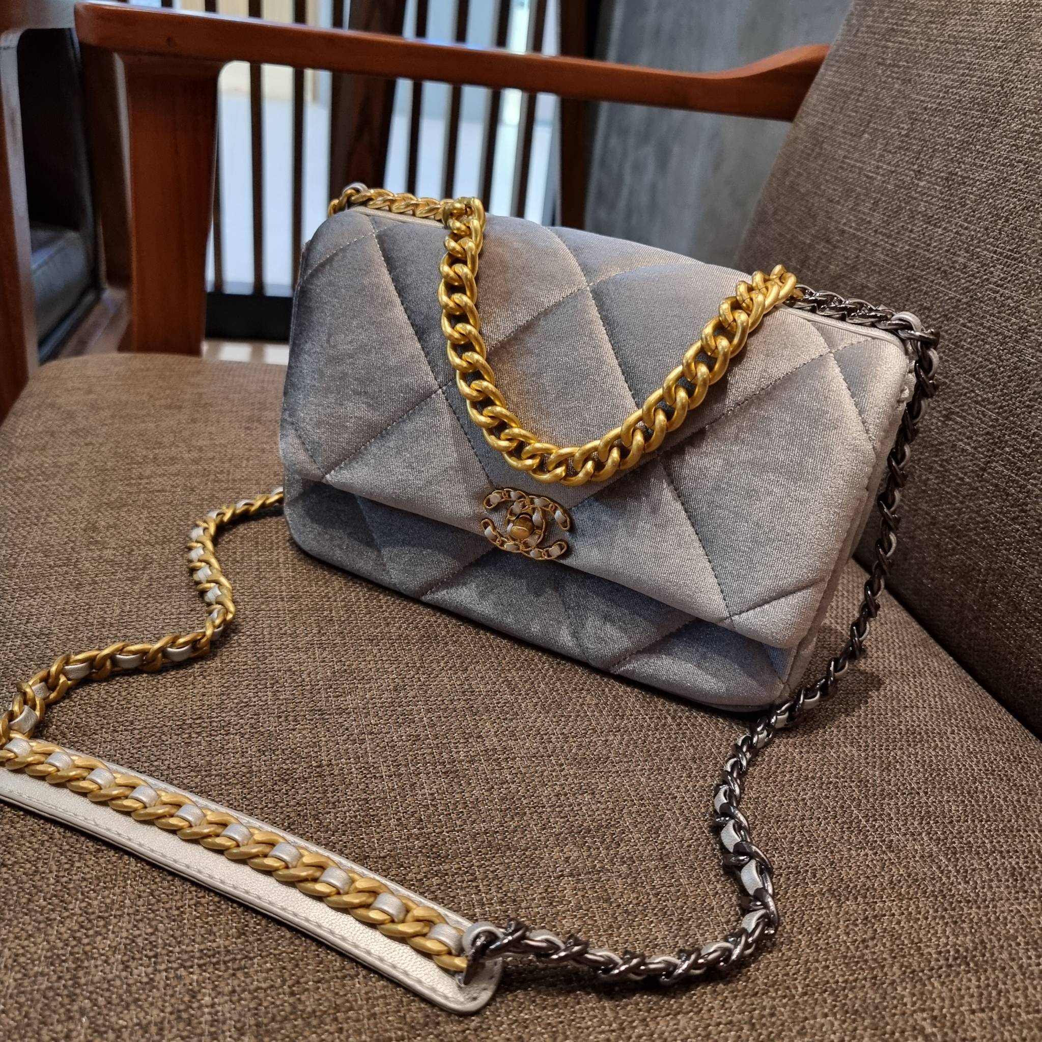 ไม่มองไม่เหลียวไม่ได้แล้ว!! ความหรูที่โดดเด่นจากผ้ากำมะหยี่ สร้างดีเทลผู้ดี ลูกคุณมากๆ Chanel vip boutique กระเป๋าสะพายจาก duty free ในราคาสุดประหยัด!! ดีไซน์เลิศ ตกแต่งด้วยโซ่ทูโทน ลงตัวแบบไม่มีที่ติ เปิด-ปิดด้วยตัวบิดล็อค ภายในโล่งกว้าง ใส่กระเป๋าสตางค์