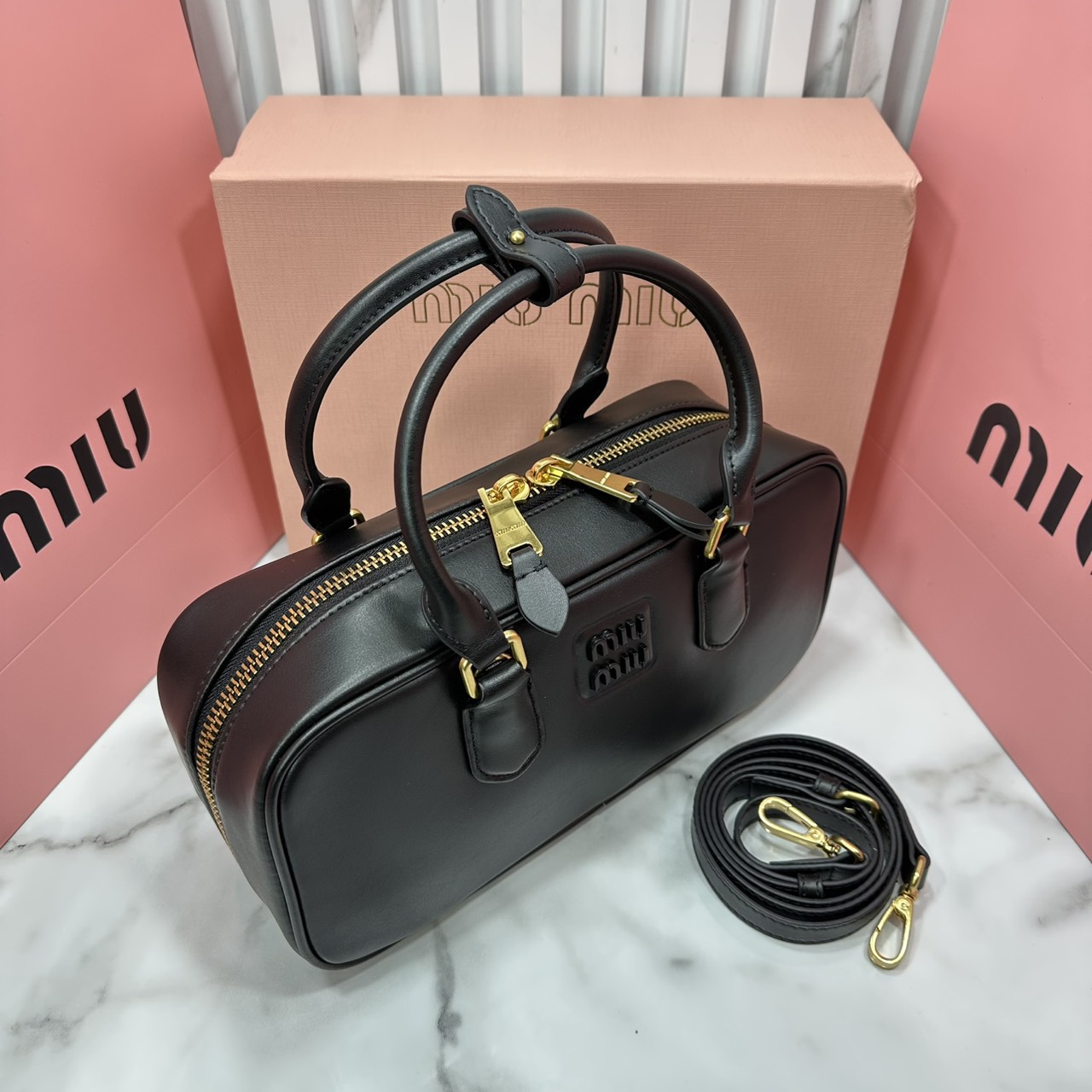 ORI หนังแท้ | MIU MIU Arcadie leather bag Large 27cm กระเป๋าสะพายทรงโฮโบใบใหญ่ ลุคลูกคุณหรูหราน่ารักๆเก๋ๆ สวยดูแพง หูจับในตัวง่ายและสะดวกพกพา มาพร้อมสายสะพายข้างภายในโล่งกว้างมาก