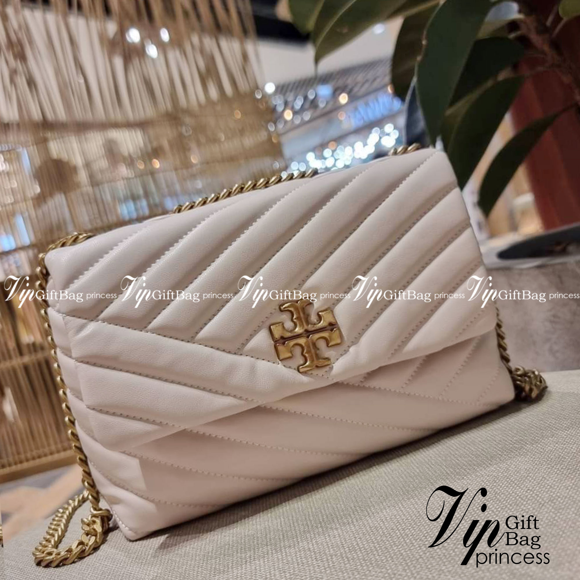 TORY BURCH KIRA CHEVRON CONVERTIBLE SHOULDER BAG (SMALL / MEDIUM) กระเป๋าสะพายรุ่นยอดฮิต ไซส์คลาสสิค ที่ใช้ยังไงก็ดูหรู ดีไซน์เฉพาะตัว วัสดุหนังแกะ สัมผัสนิ่ม เปิด-ปิดด้วยกระดุมแม่เหล็ก ภายในเป็นช่องโล่ง ใส่กระเป๋าสตางค์ มือถือ เครื่องสำอางค์ พาวเวอร์แบงค