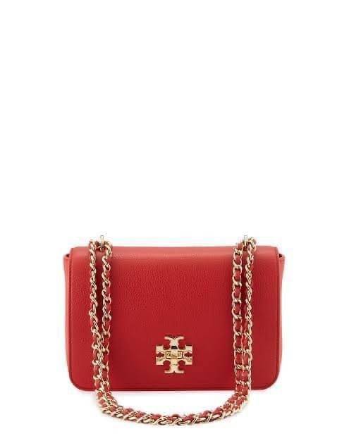Tory burch description mercer adjustbale shoulder bag เป็น Collection รุ่นท็อปที่สาว ๆ หลายคนถูกใจ ด้วยทรงกระเป๋าคลาสสิกสุดเก๋ ใช้งานแบบไหนก็ดูดี ในลุคช์สาวหวานแบบสะพายสายคู่ หรือ ต้องการความคล่องตัวด้วยการสะพายแบบครอสบอดี้ มีดีไซน์ที่ Practical ต่อการใช้