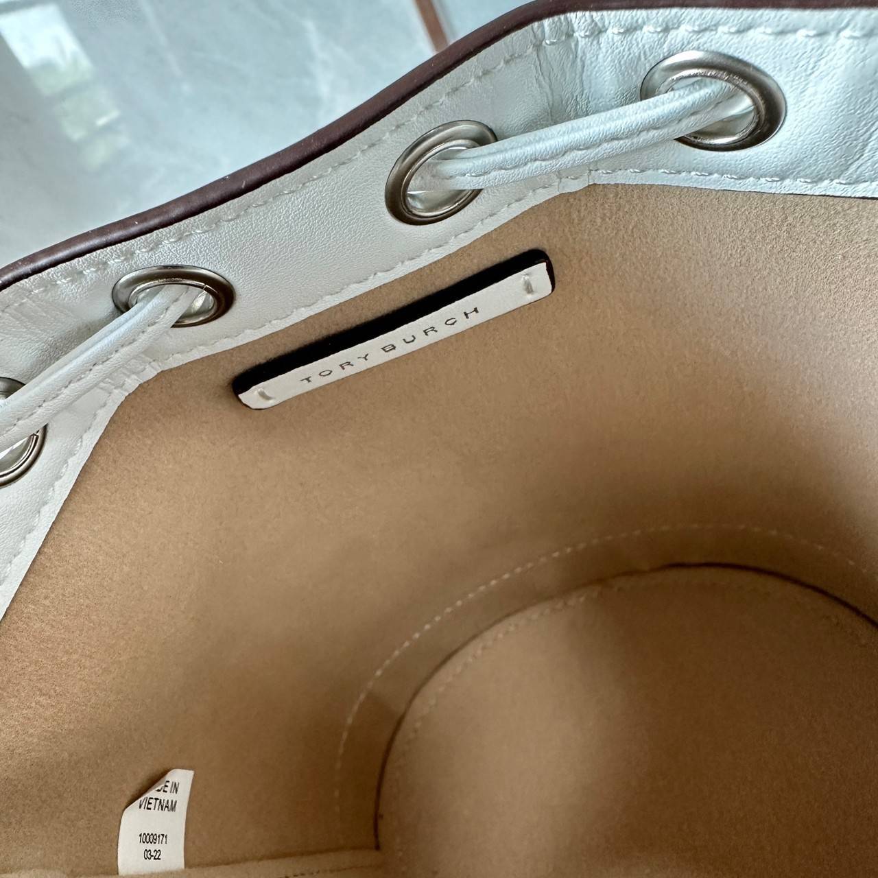 TORY BURCH Mini T Monogram Denim Bucket Bag คอลเลคชั่นใหม่ รูปแบบคลาสสิค พกพาความหรูหราไปได้ทุกที่ด้วยกระเป๋าทรง Bucket ขนาดกลางและปิดด้วยเชือกรูดพร้อมโลโก้แวววาว วัสดุผ้าเดนิมแจ็คการ์ด ตัดขอบหนังแท้ สวยหรู ทันสมัยสุดๆคะ