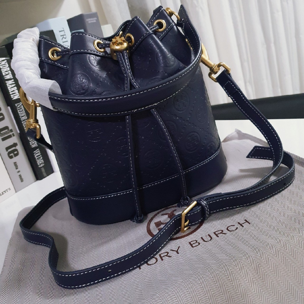 Tory burch monogram leather bucket bag ดีไซน์สวยงามตามแบบฉบับของแบรนด์แล้ว ที่ทำจากวัสดุหนังแท้ ตัวกระเป๋าอยู่ทรงสวยมีลายแบรนด์สวยหรู ใช้รูดเปิดปิด ภายในบุผ้าอย่างดี มีช่องเล็กหนึ่งช่อง ใส่ของได้หลากหลายขนาดกำลังดี ที่นอกจากจะได้เรื่องดีไซน์สวยงาม