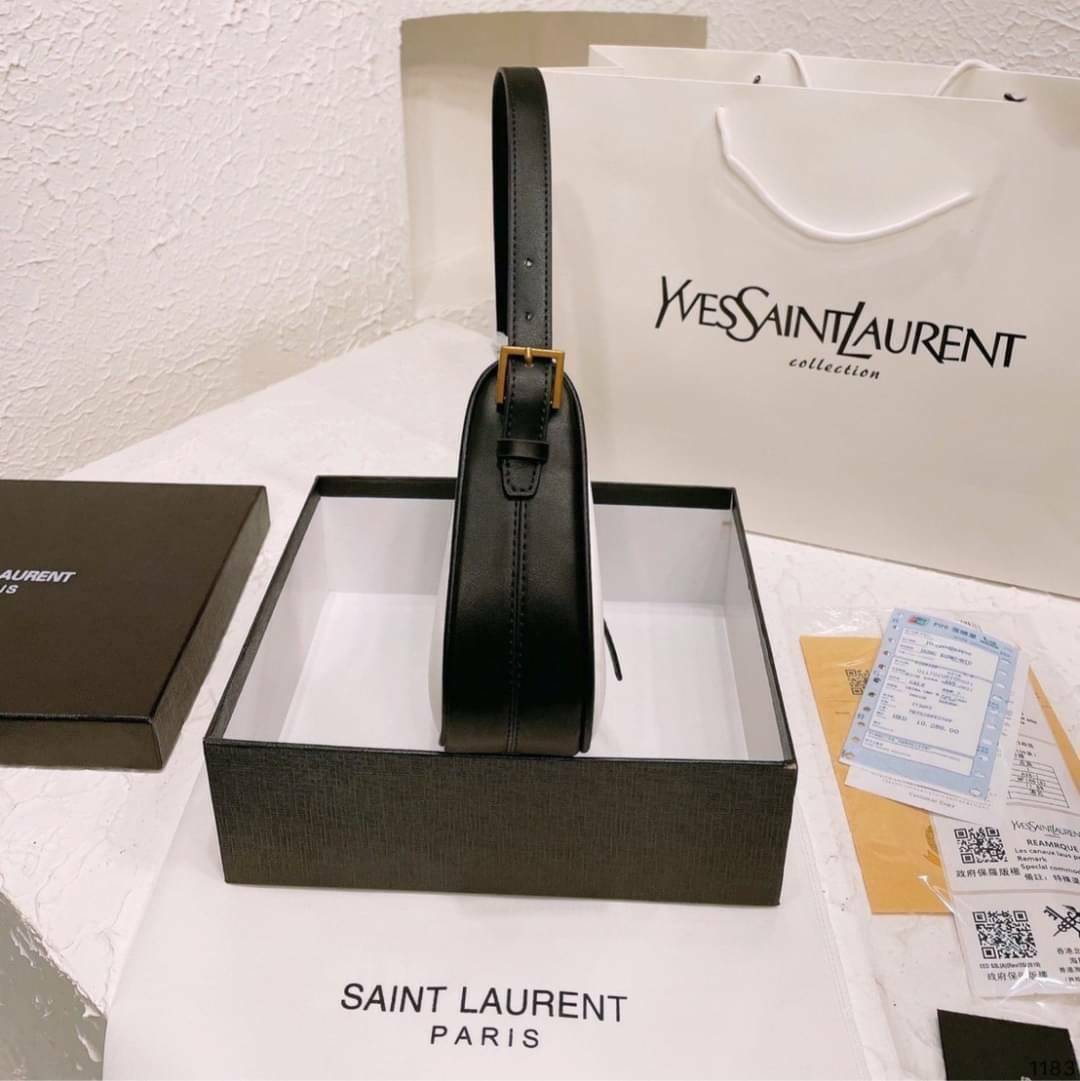 VIP 🥂 YSL HOBO LE FERMOIR / Yves Saint laurent le fermoir hobo bag in shiny leather กระเป๋าสะพายไหล่ ดีเทลหรู สวยครบทุกมุม ตอบโจทย์สาวๆทุกไลฟ์สไตล์ เพราะใช้งานได้ง่ายและสะดวก สัมผัสดีงามมากๆ น้ำหนักเบา ดูแพงที่สุด ปากกระเป๋ามีสายคาด กันของหล่นได้ร