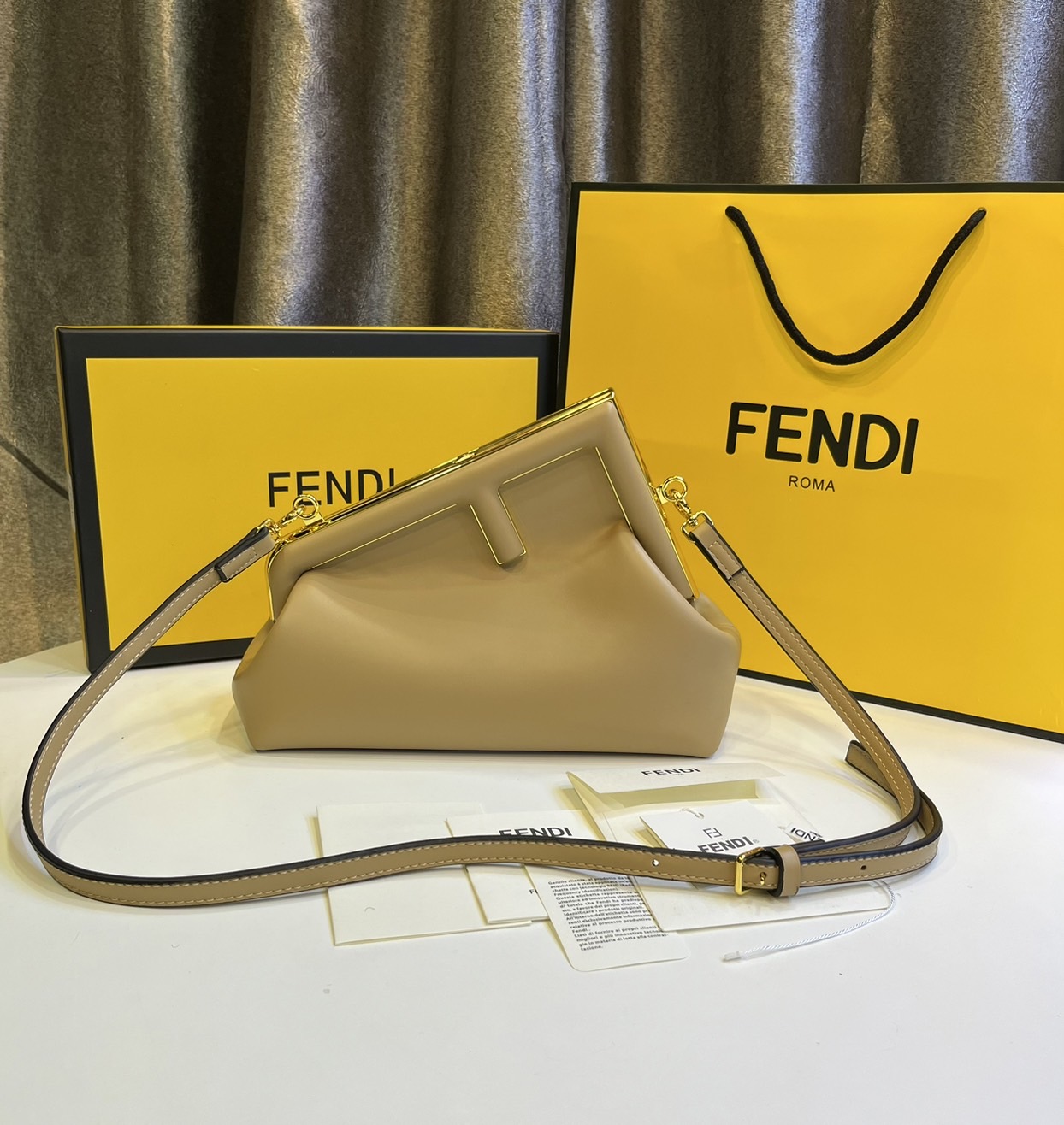 พร้อมส่ง 6 สี FENDI First Midi bag กระเป๋าทรงคลัชมาพร้อมสายสะพาย รูปลักษณ์สวยงามทันสมัย 🧡 เกรดออริจินอล 1:1 สลับแท้ ใช้งานต่างประเทศได้