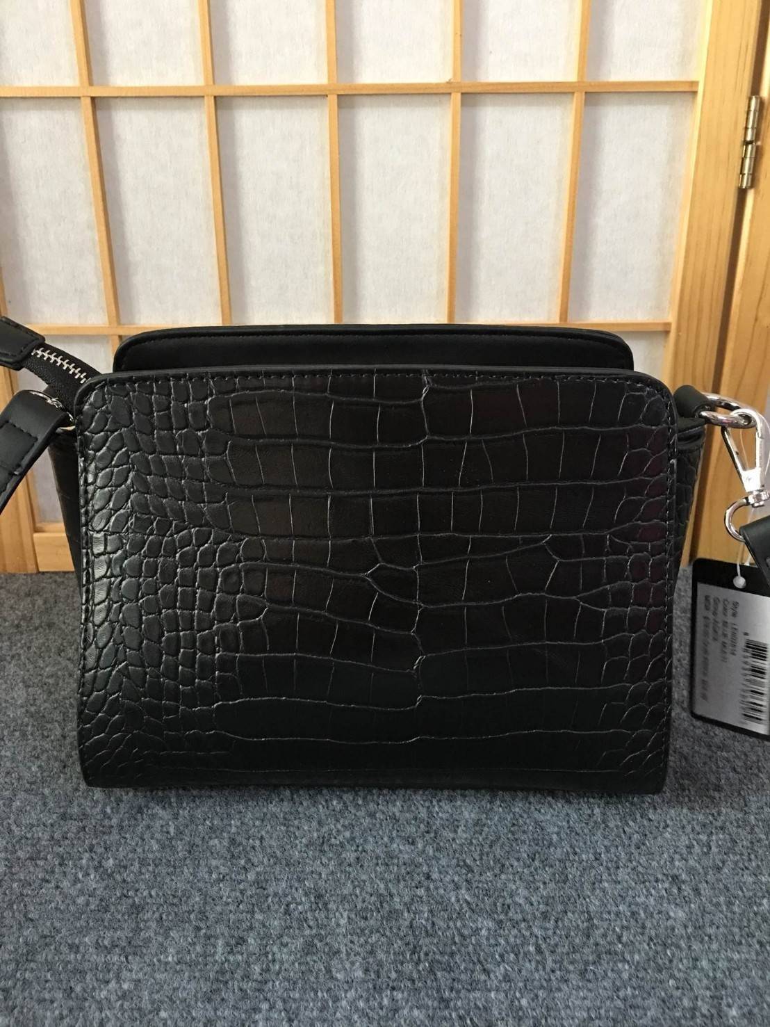 Guess Croc Effect Crossbody bag กระเป๋าสะพายข้างหนังสวยลาย croc อยู่ทรง ขนาดกำลังน่ารัก ด้านหน้าประดับโลโก้แบรนด์ เปิดปิดด้วยซิป ภายในมีช่องเล็ก ผ้าบุลายแบร์น มาพร้อมสายสะพายยาวปรับระดับได้ มีหมุดรองฐาน กันรอย 4 มุมค่ะ มบจริงสวยน่าใช้กับราคาสุดคุ้มค่ะ