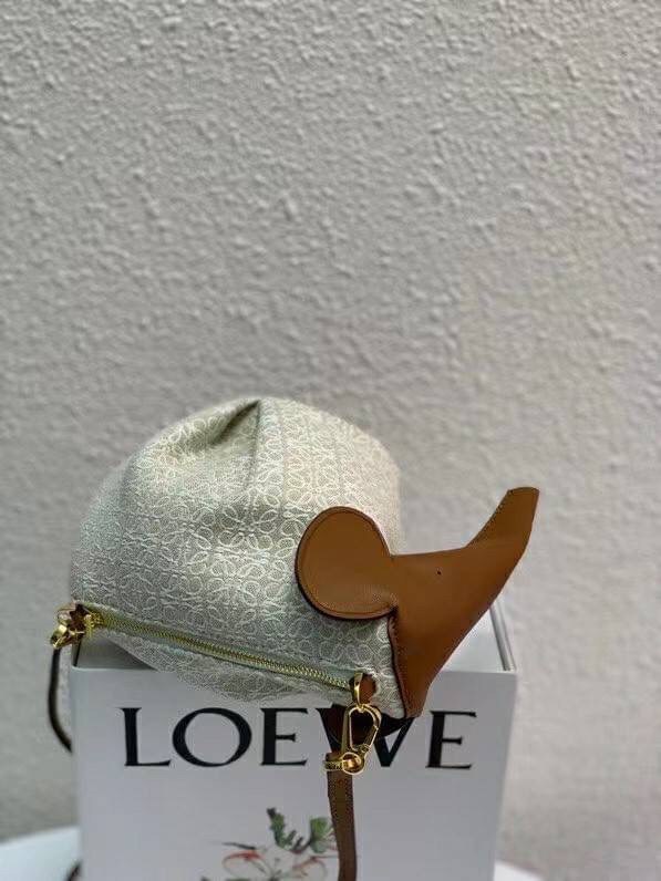 LOEWE Mini Canvas Anagram Jacquard Elephant Bag คอลเลคชั่นใหม่ล่าสุด น้องช้างไซส์มินิน่ารักมากมาย งานแบรนด์หรูจากประเทศสเปน โลเอเว่ (LOEWE) กระเป๋ารูปทรงช้างเป็นเหมือนหนึ่งในซิกเนเจอร์ของแบรนด์ ดีไซน์คงเอกลักษณ์วัสดุ Anagram Canvas Jacquard Fabric ผสมผสาน