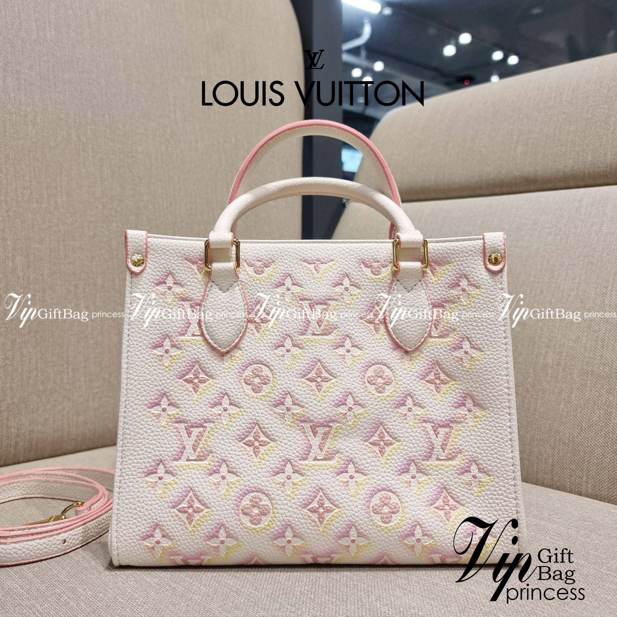 LV crossbody tote bag / LV Shopping Bag ดีไซน์ใหม่ น่ารัก ละมุน น่าใช้มาก กระเป๋าทรงโท้ทที่ใครเห็นต้องเป็นคลั่งรัก ดีไซน์คลาสสิค ผู้ดี หรูหรา โทนสีใช้งานง่าย ทุกสไตล์ วัสดุหนัง pepble มาพร้อมหูจับในตัว คล้องแขนก็ดูแพง หรือจะเกี่ยวสายครอสสะพายก็อัพลุคได้เล