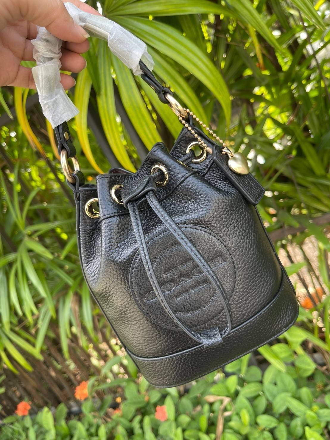 COACH DEMPSEY BUCKET BAG 15 WITH COACH PATCH AND HEART CHARM สวยงามด้วยดีไซน์ทรงตะกร้าแบบมินิมอลแสนน่ารัก ดีเทลสะดุดตา รูปทรงจดจำง่าย ถือแบบชิคๆ หรือยิ่งไปกว่านั้น สายสะพายของกระเป๋าก็สามารถถอดออกเพื่อเปลี่ยนรูปแบบการสะพายได้ทั้งแบบสะพายไหล่และสะพายคาดลำต